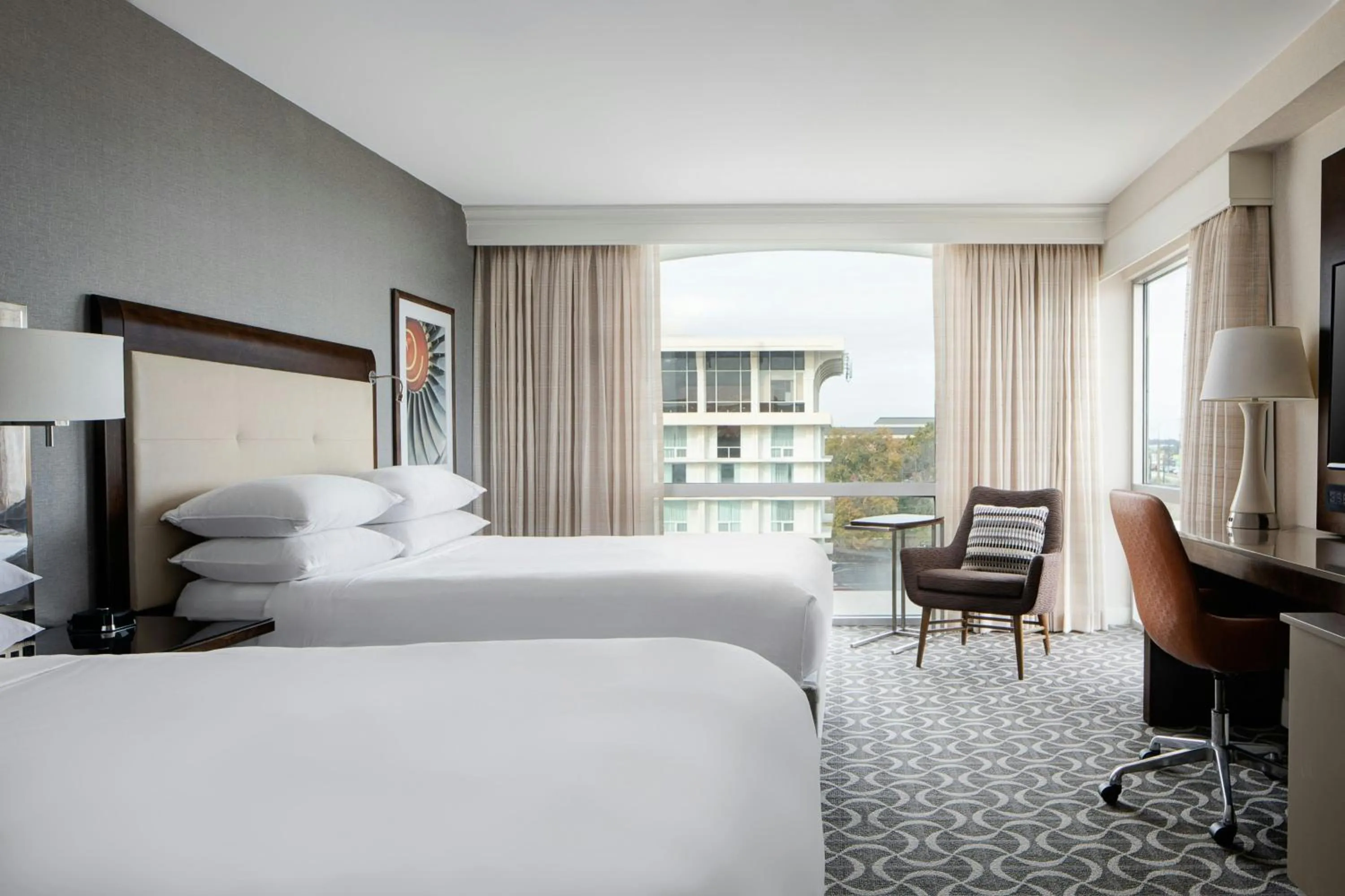 Photo of the whole room, Bed in Marriott St. Louis Airport