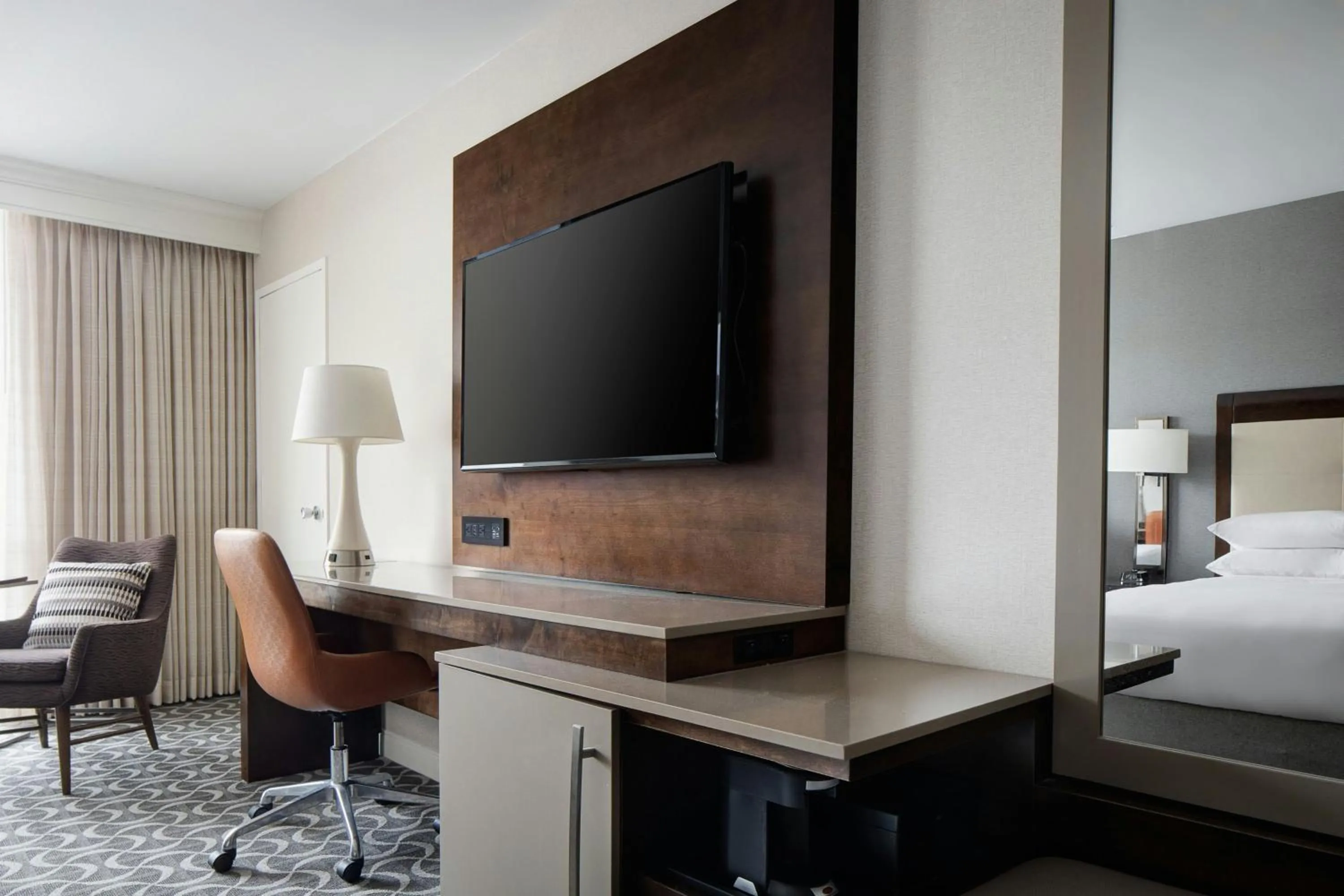 Photo of the whole room, Bed in Marriott St. Louis Airport