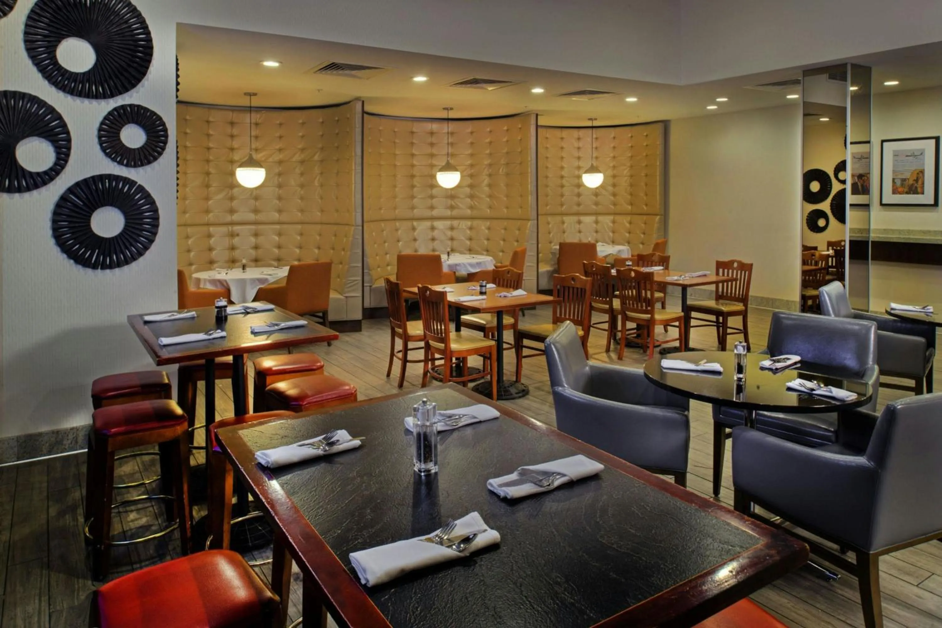 Restaurant/places to eat in Marriott St. Louis Airport