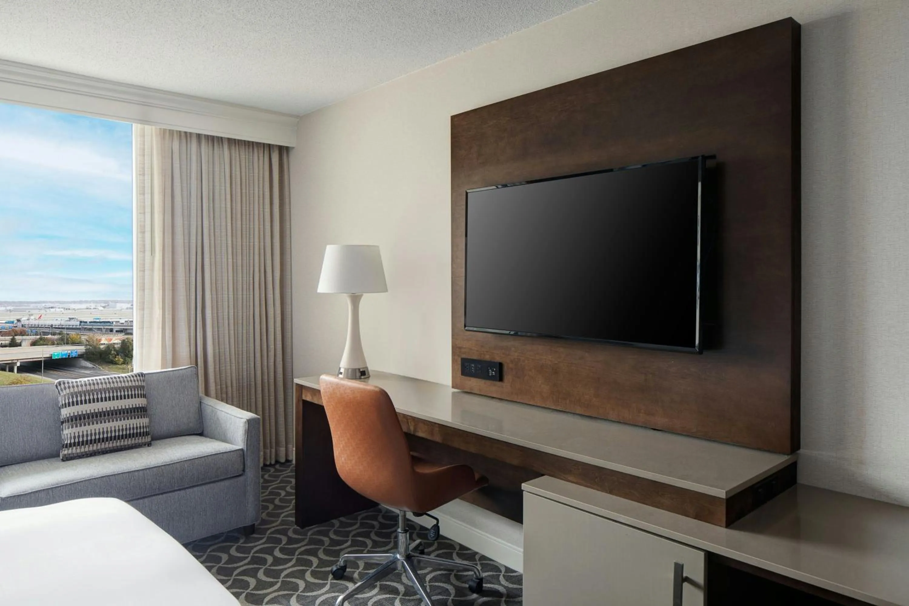 Photo of the whole room, Bed in Marriott St. Louis Airport