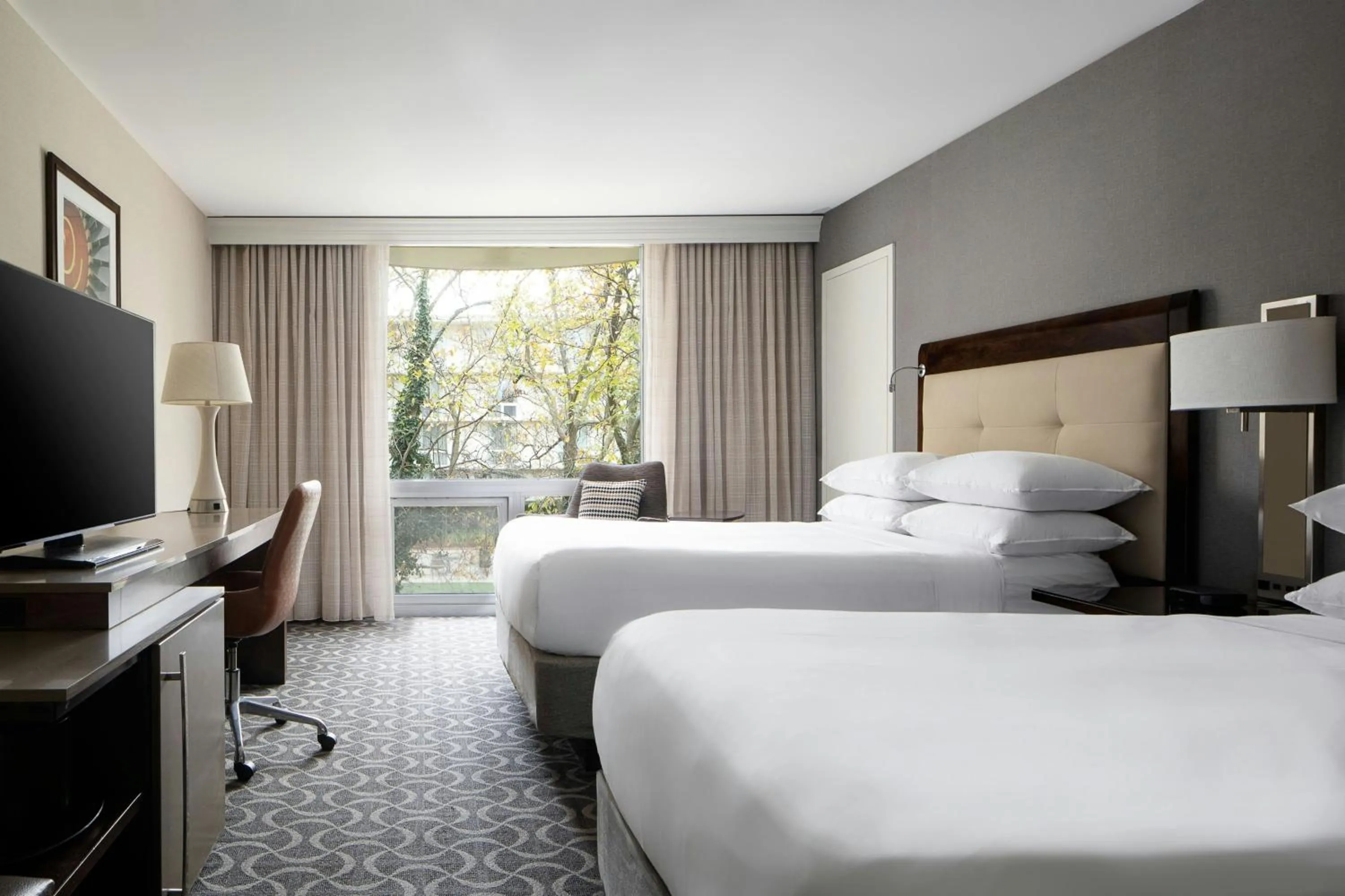 Photo of the whole room, Bed in Marriott St. Louis Airport