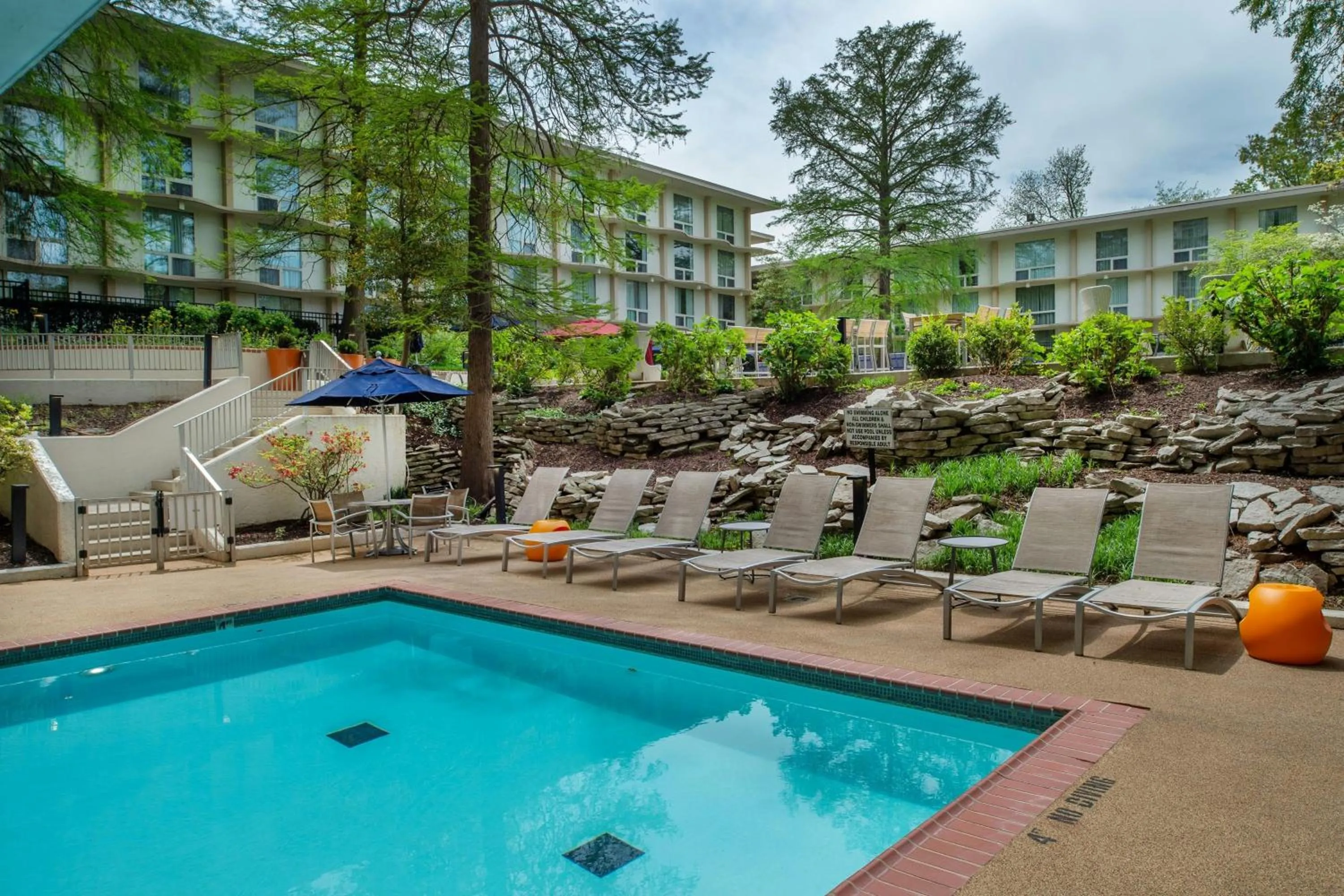 Swimming pool in Marriott St. Louis Airport