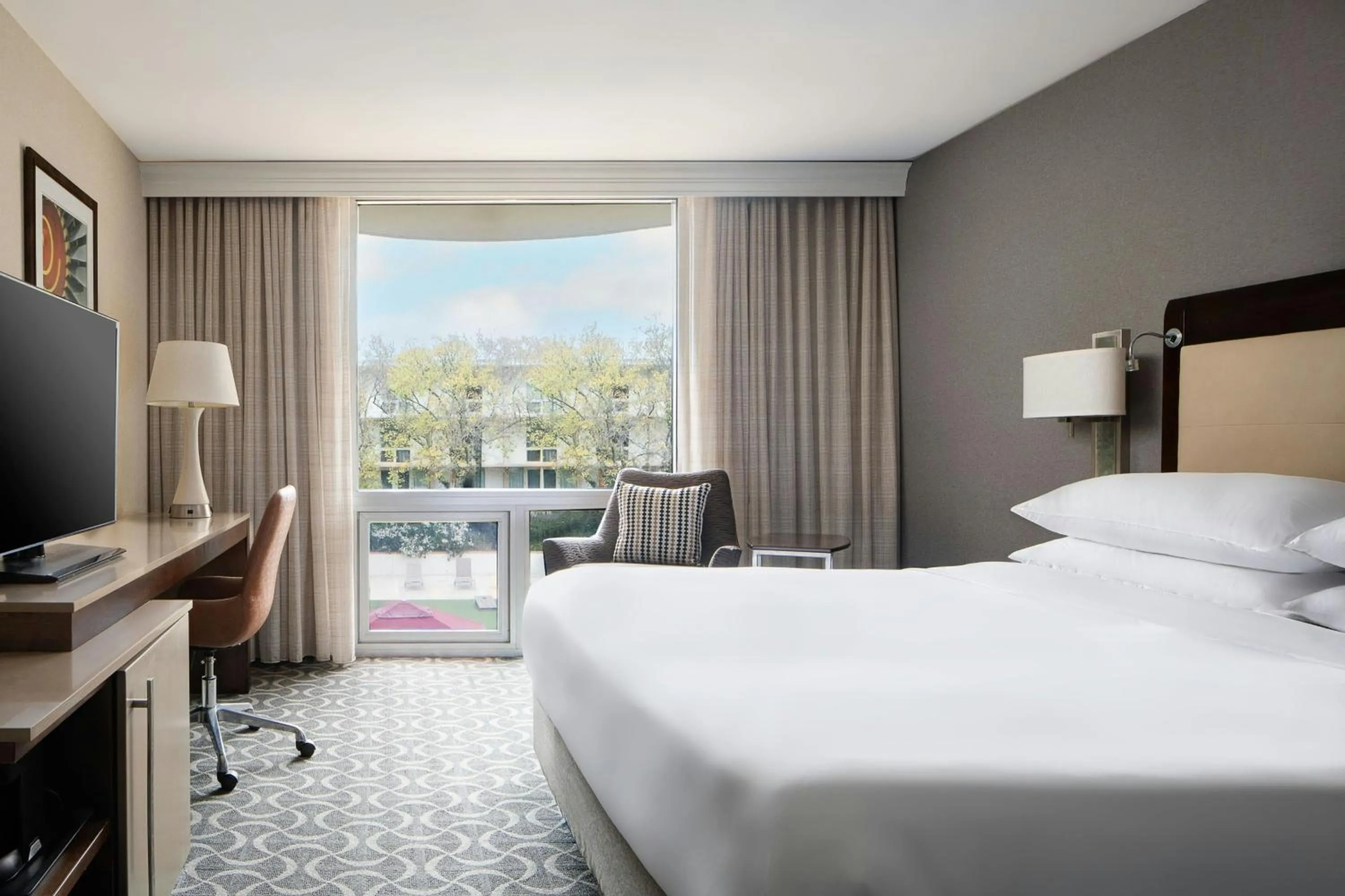 Photo of the whole room, Bed in Marriott St. Louis Airport