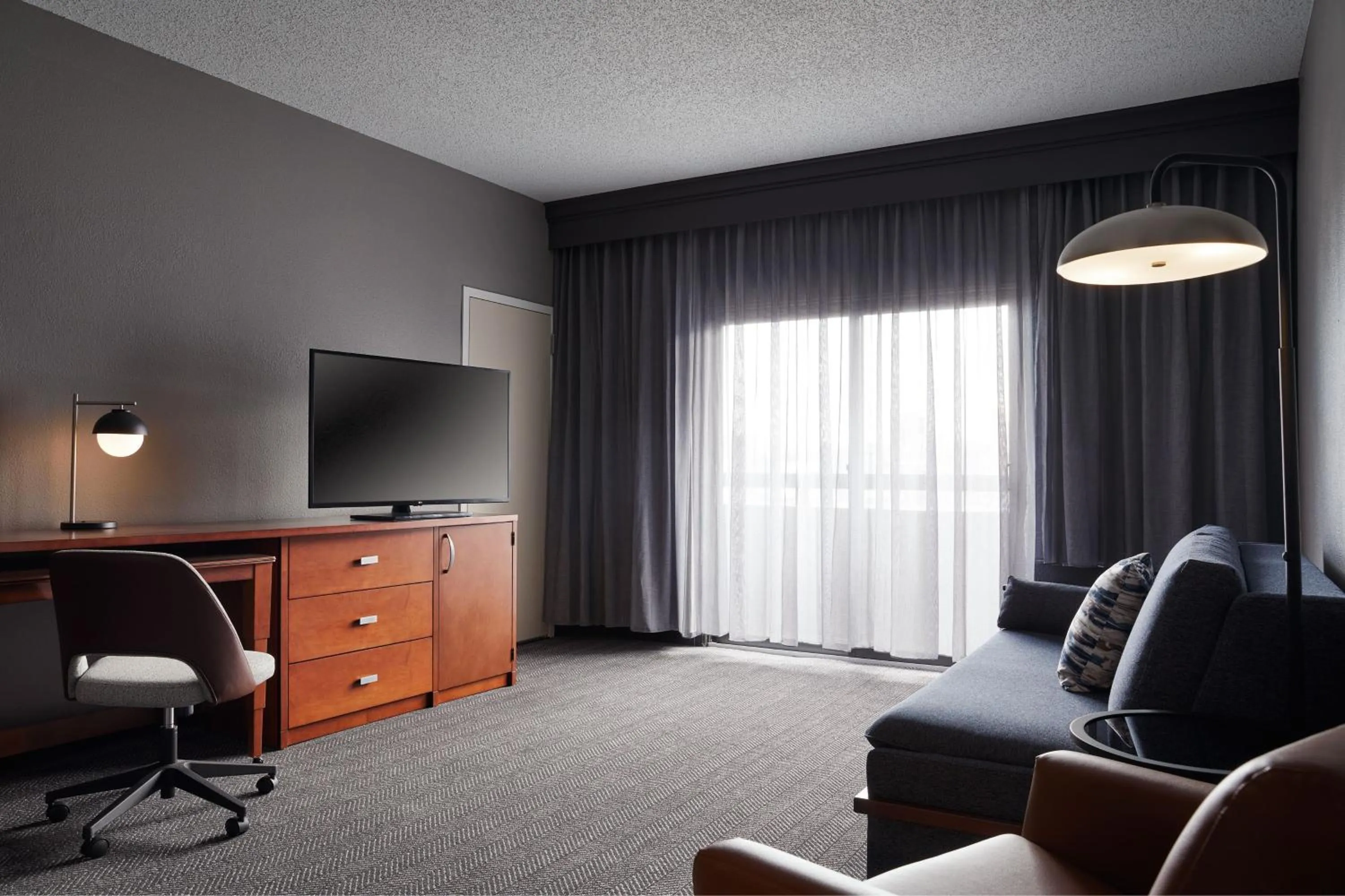 Living room in Courtyard by Marriott St. Louis Downtown West