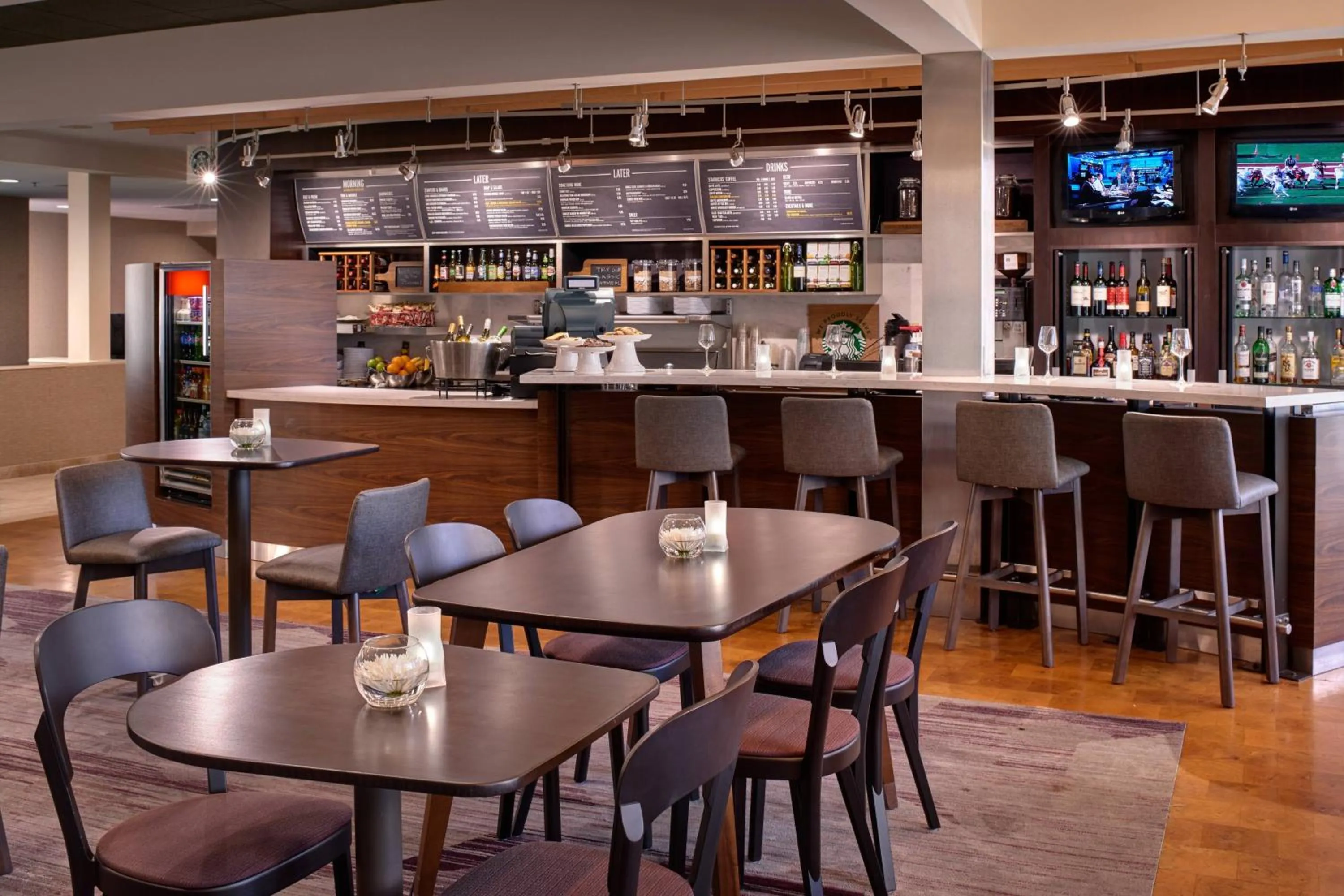 Restaurant/places to eat in Courtyard by Marriott St. Louis Downtown West