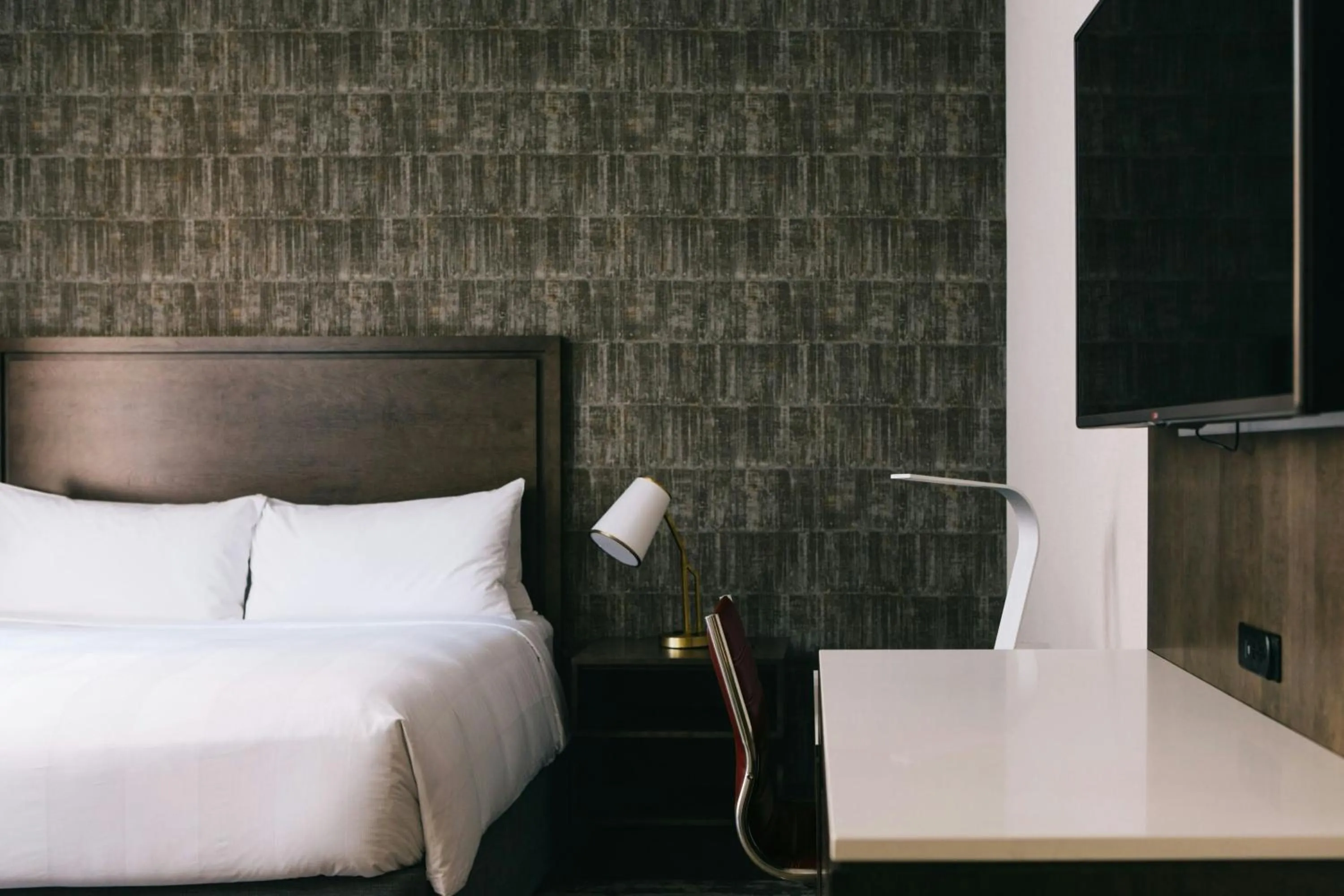 Photo of the whole room, Bed in Marriott St. Louis Grand