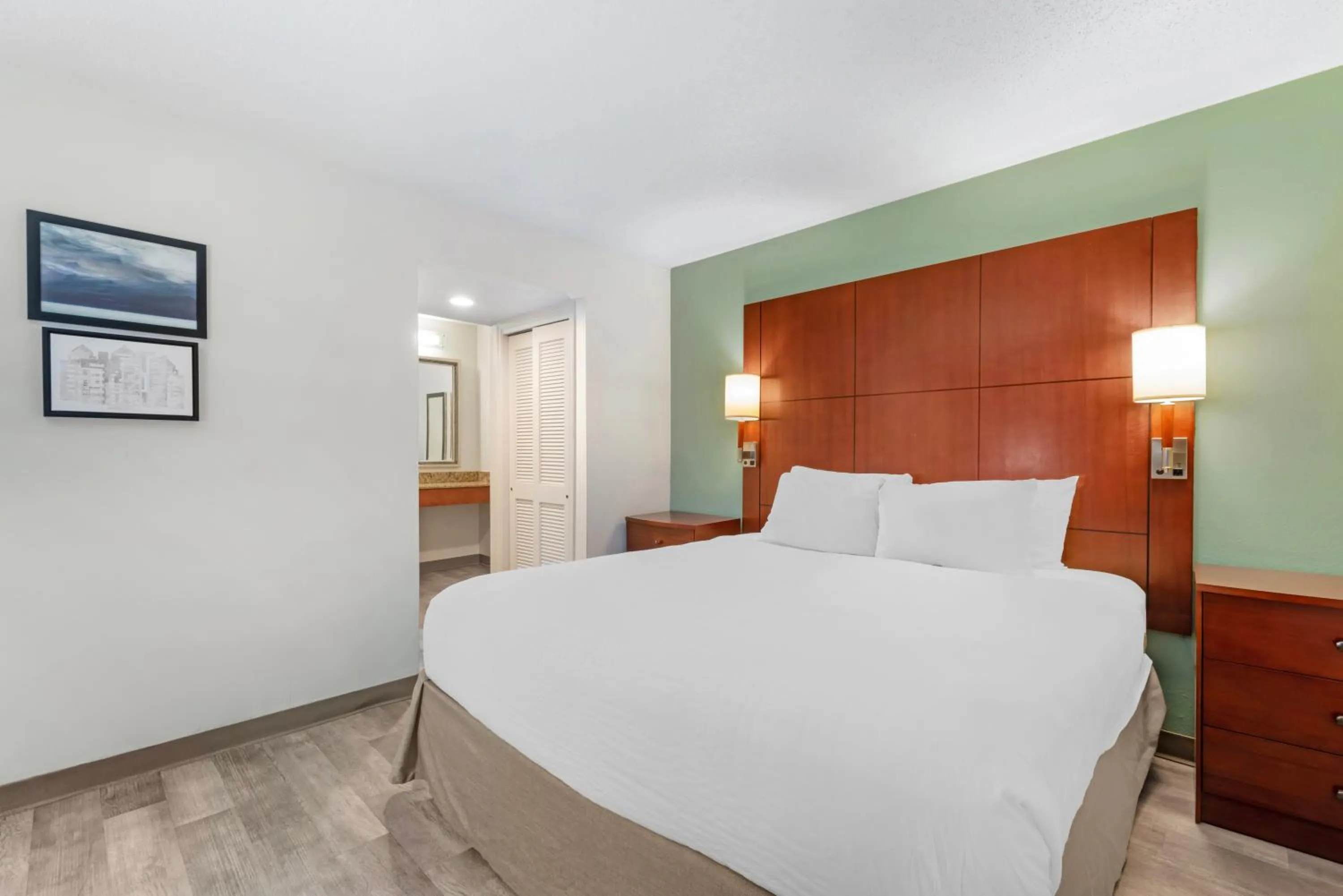 Bed in MainStay Suites St Louis - Galleria
