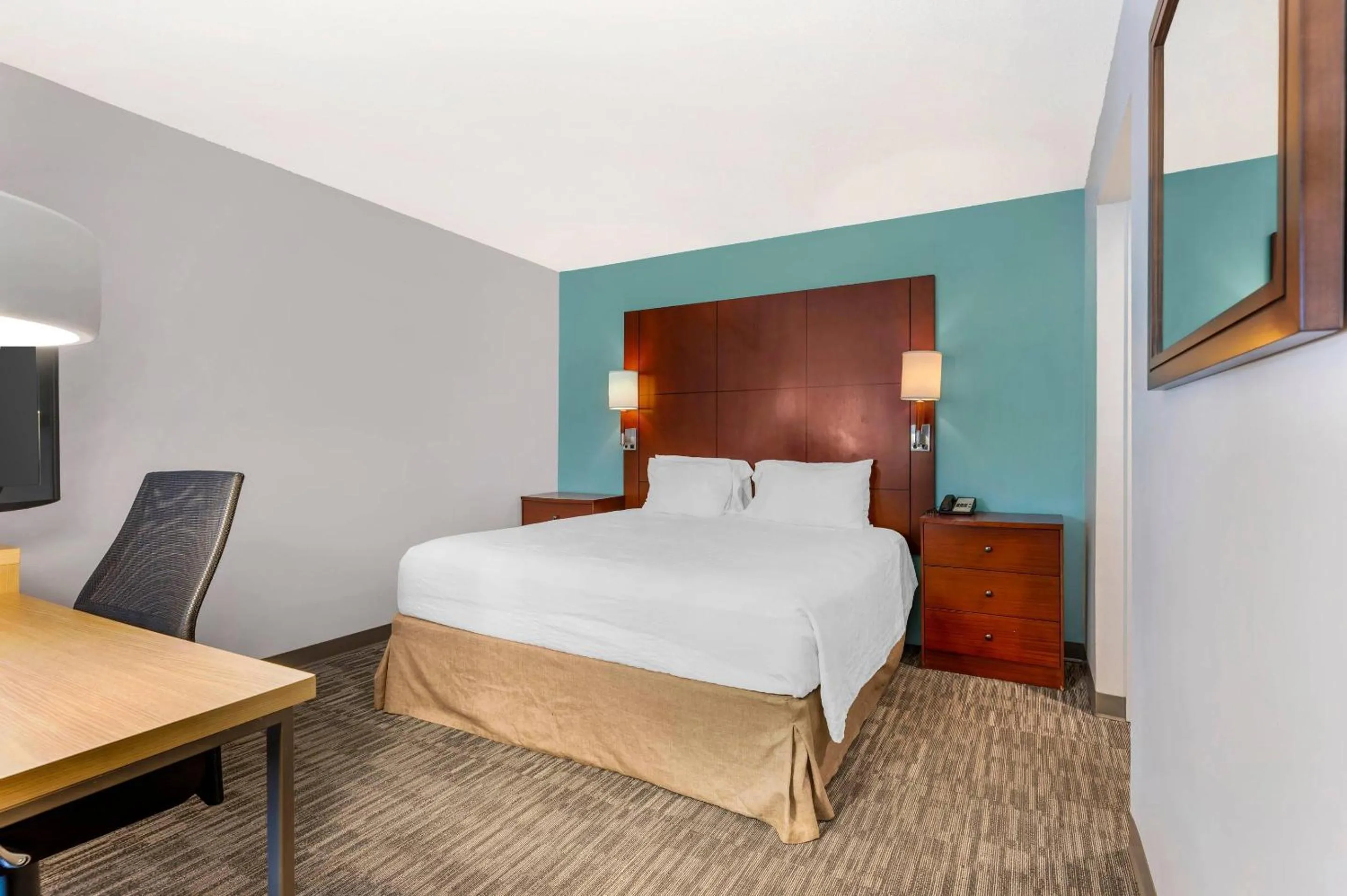 Bedroom, Bed in MainStay Suites St Louis - Galleria