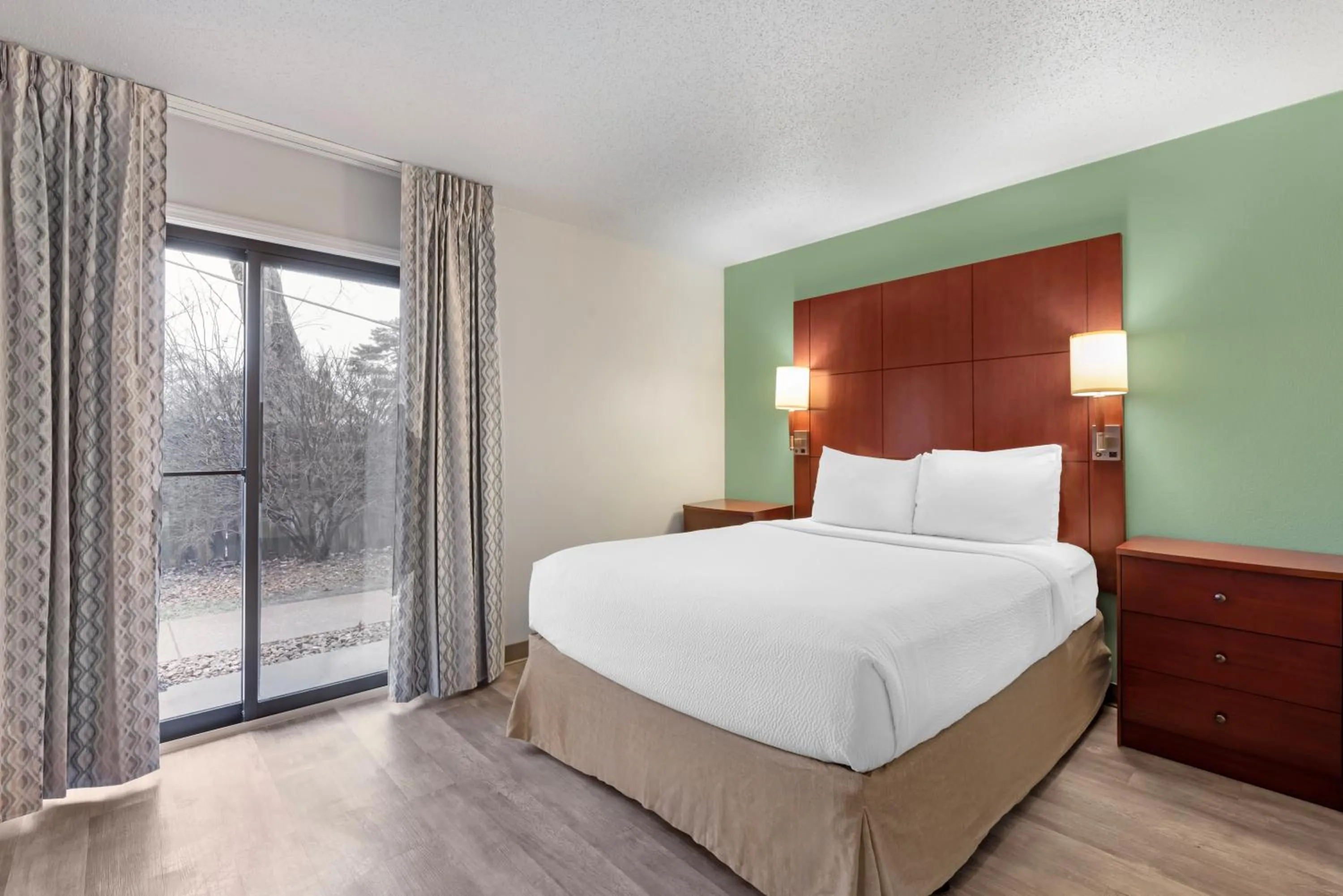 Bedroom, Bed in MainStay Suites St Louis - Galleria