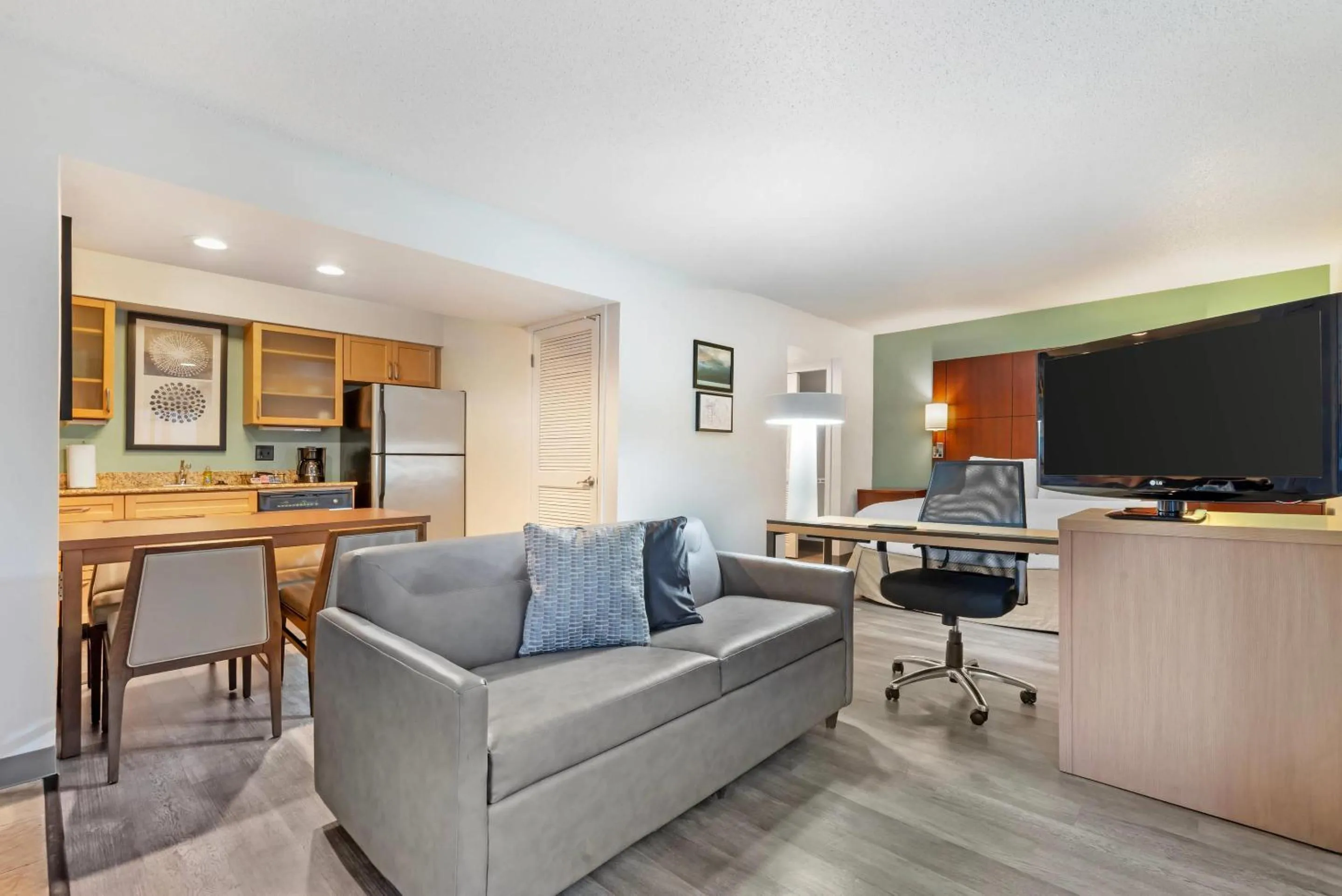 Bedroom in MainStay Suites St Louis - Galleria