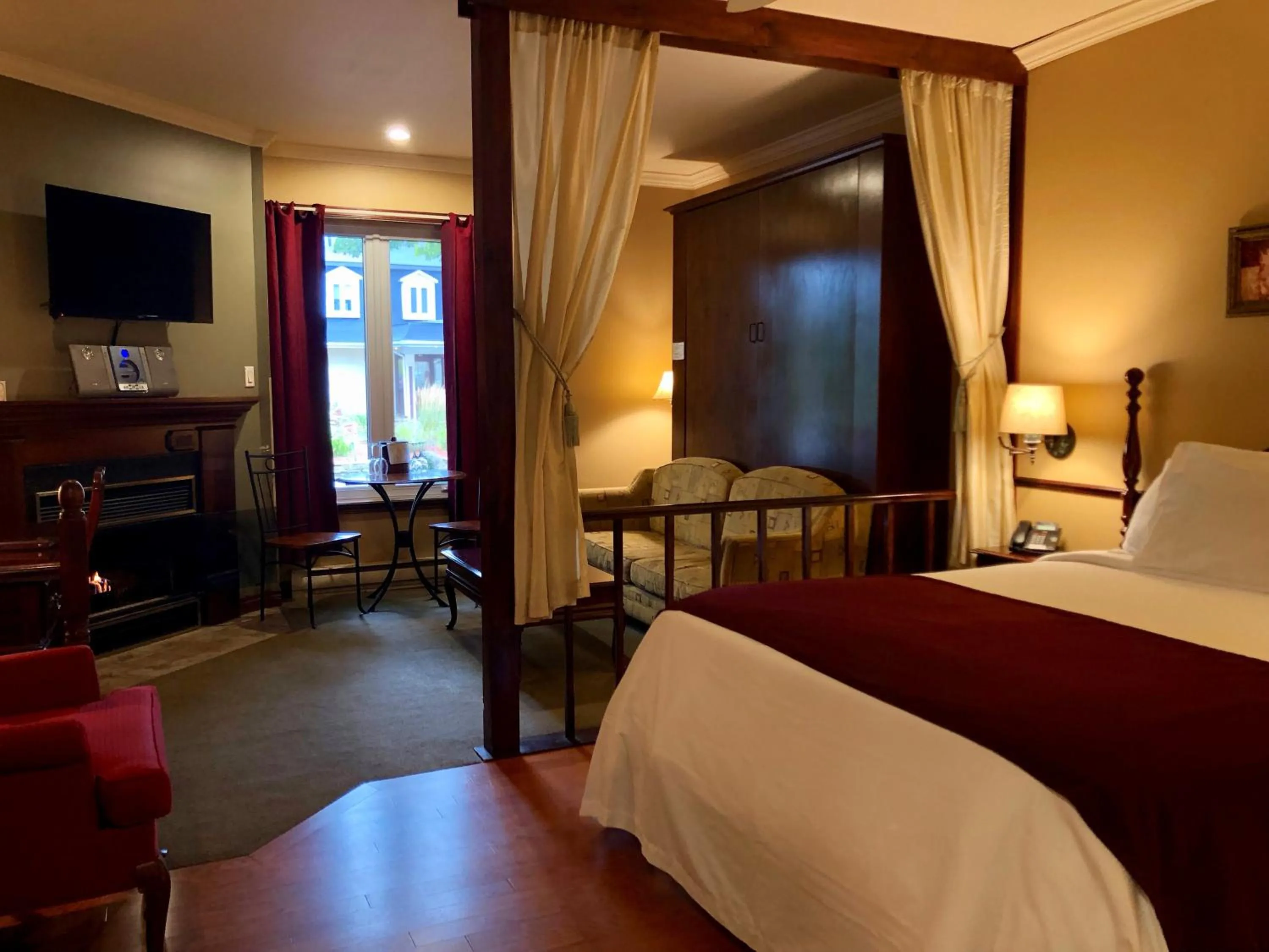 Photo of the whole room, Bed in Relais St-Denis