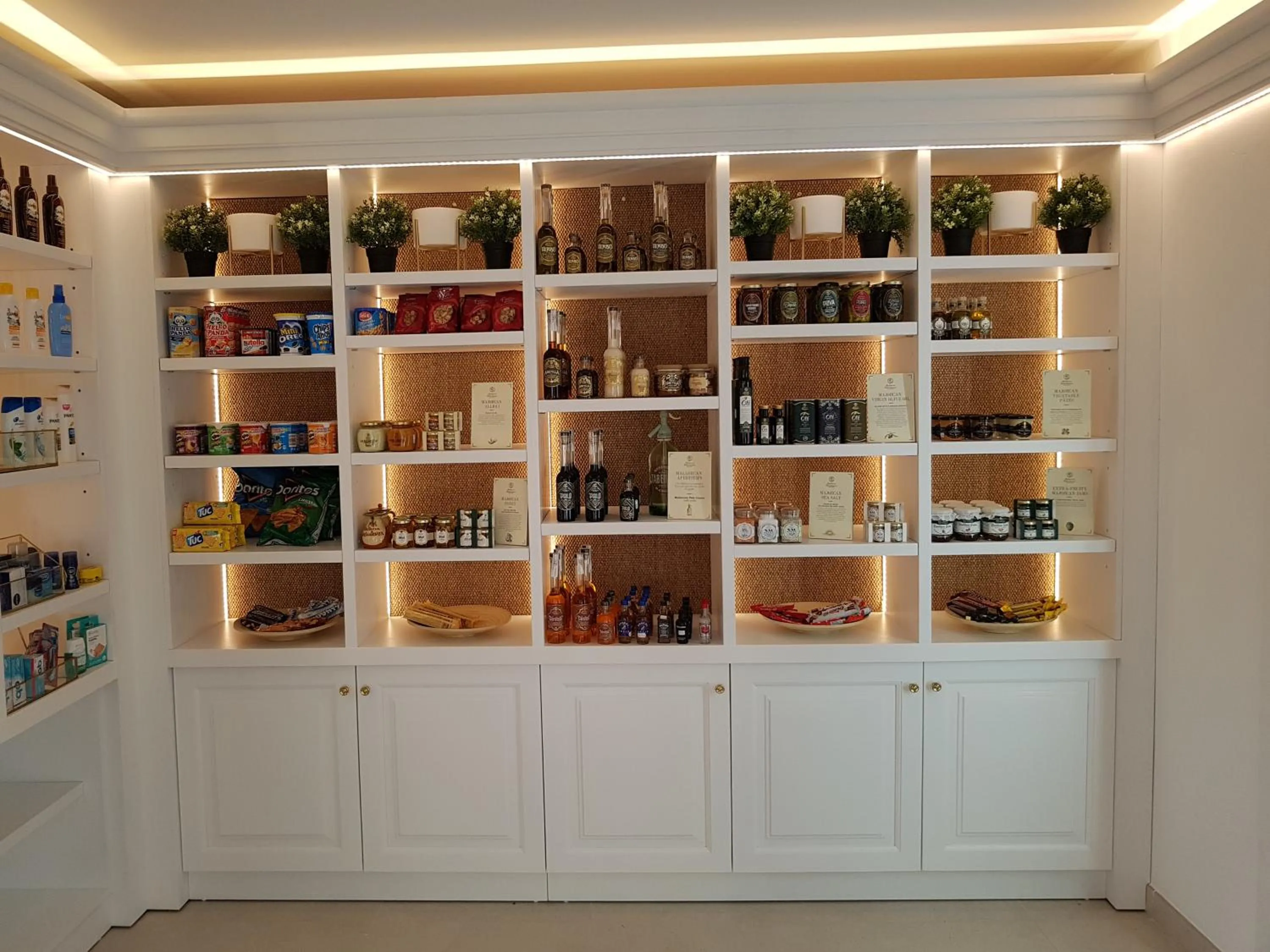 On-site shops in Monsuau Cala D'Or Hotel 4 Sup - Adults Only