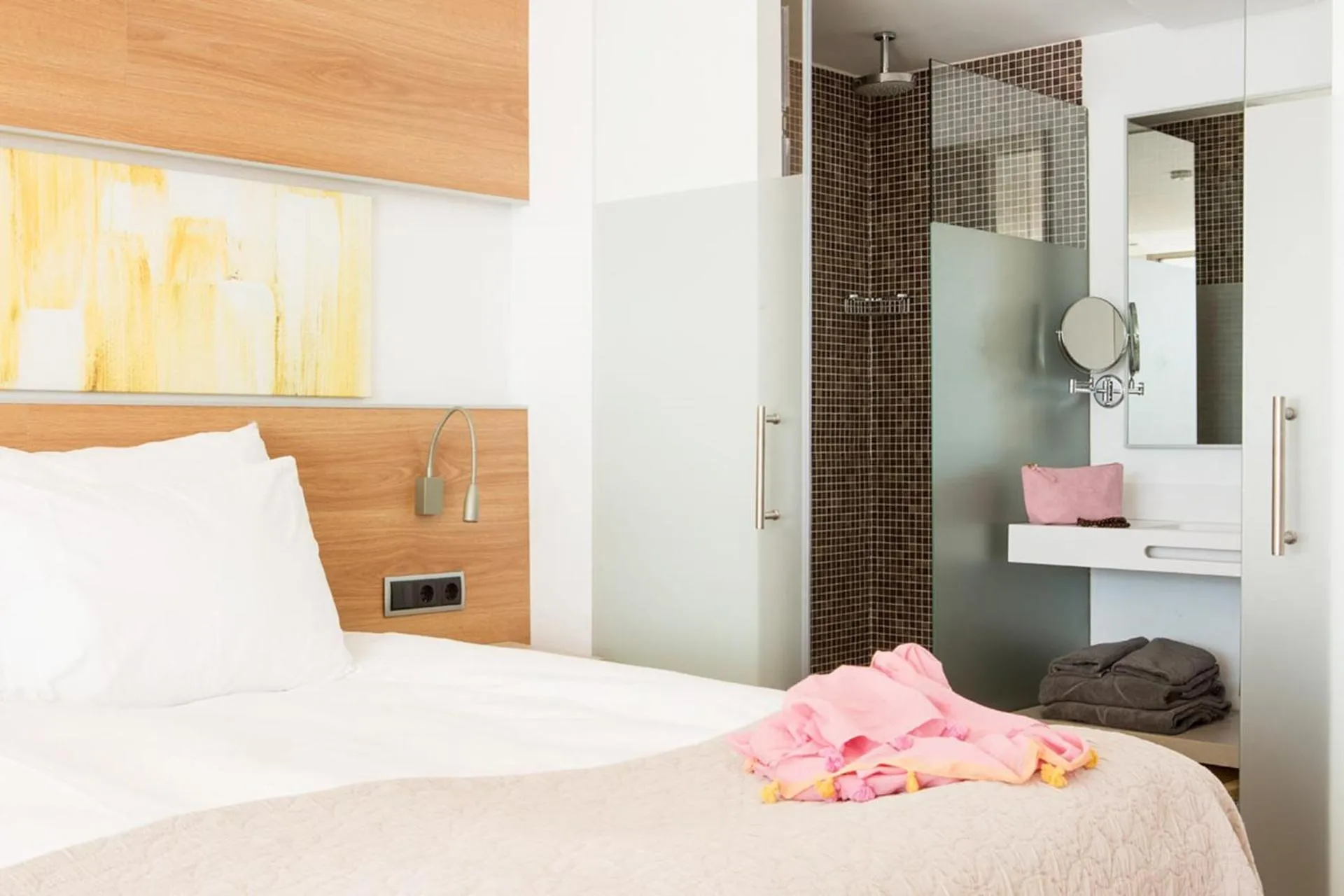 Bathroom, Bed in Monsuau Cala D'Or Hotel 4 Sup - Adults Only