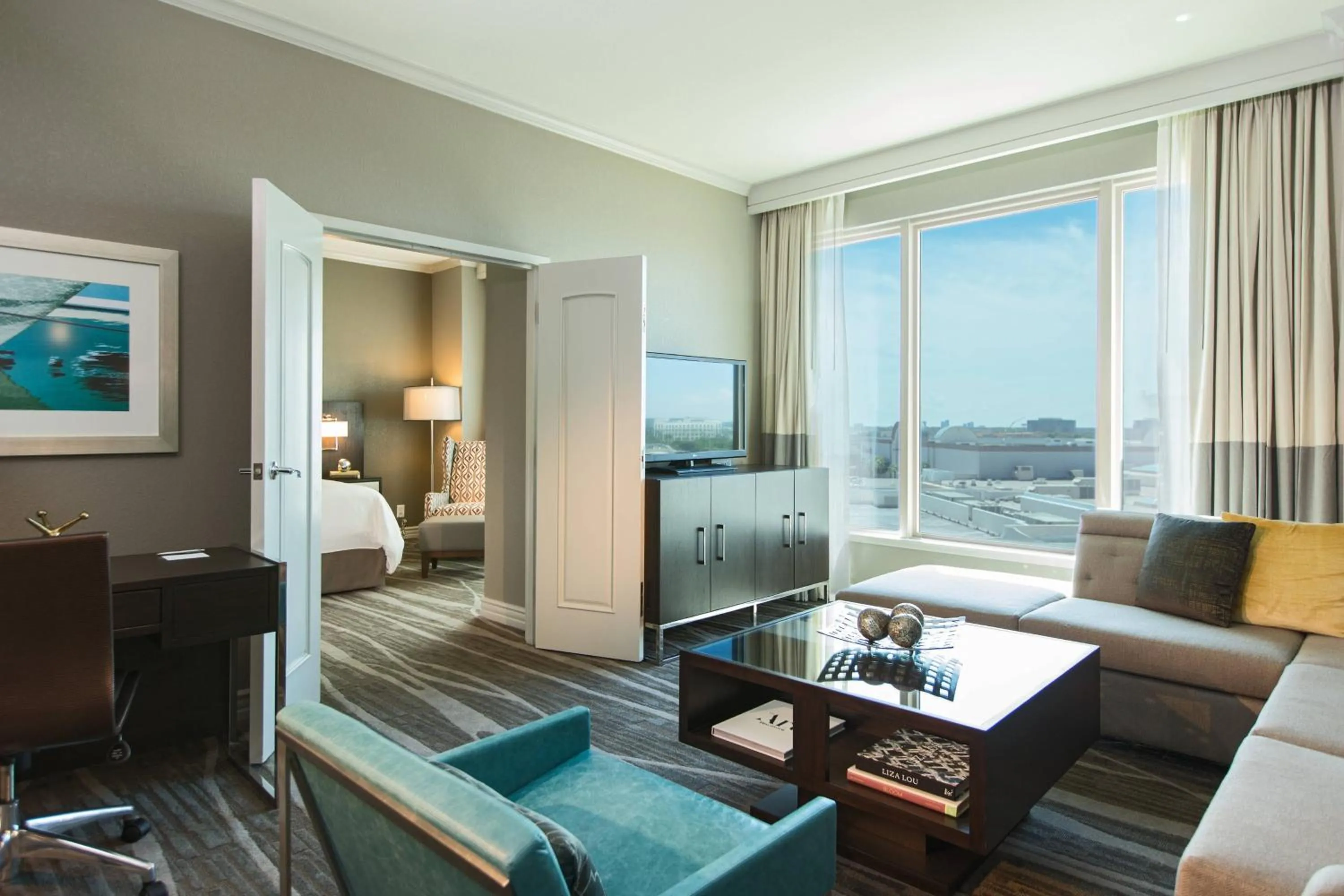 Living room, Bed in Renaissance Tampa International Plaza Hotel