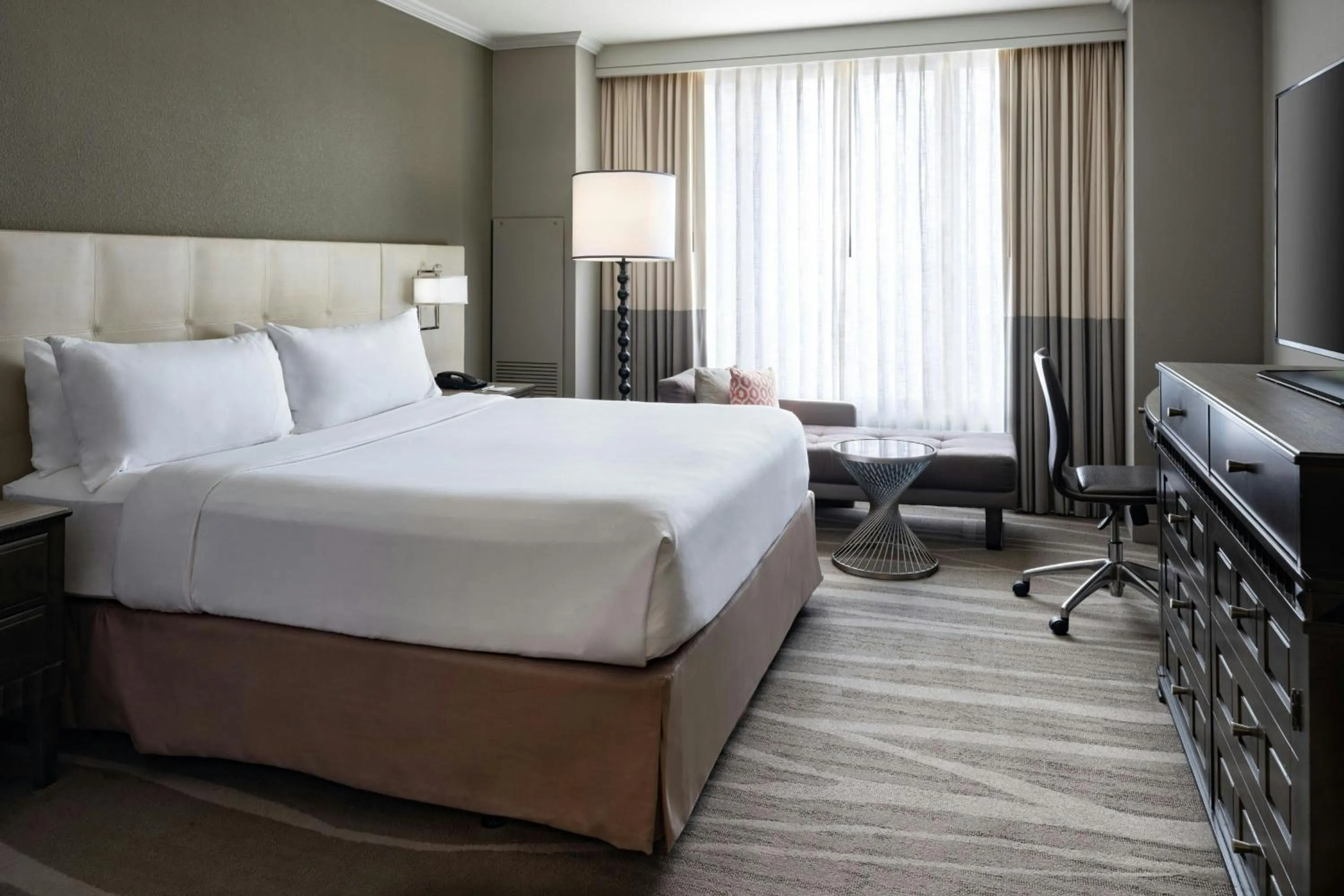 Photo of the whole room, Bed in Renaissance Tampa International Plaza Hotel