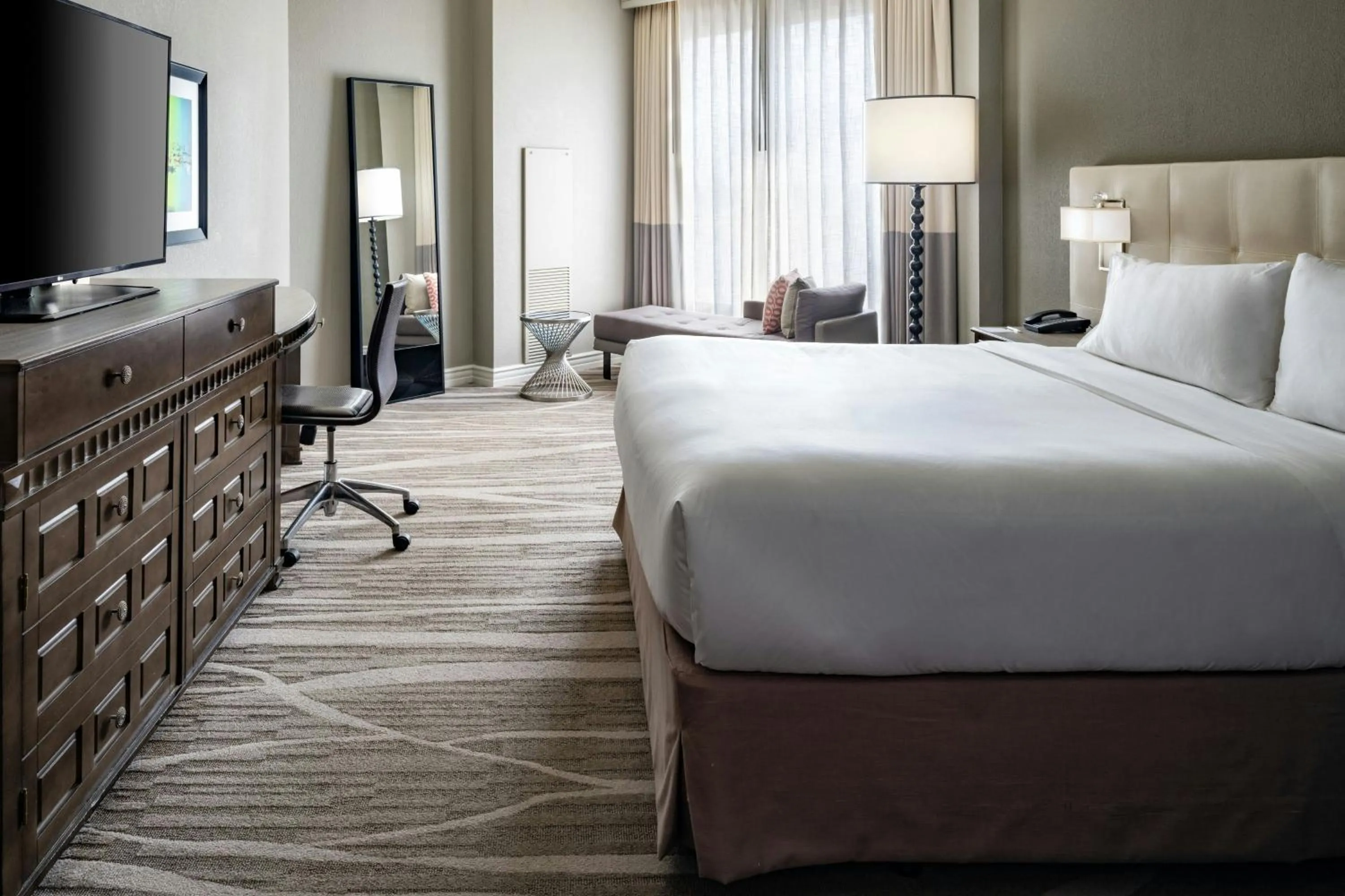 Photo of the whole room, Bed in Renaissance Tampa International Plaza Hotel