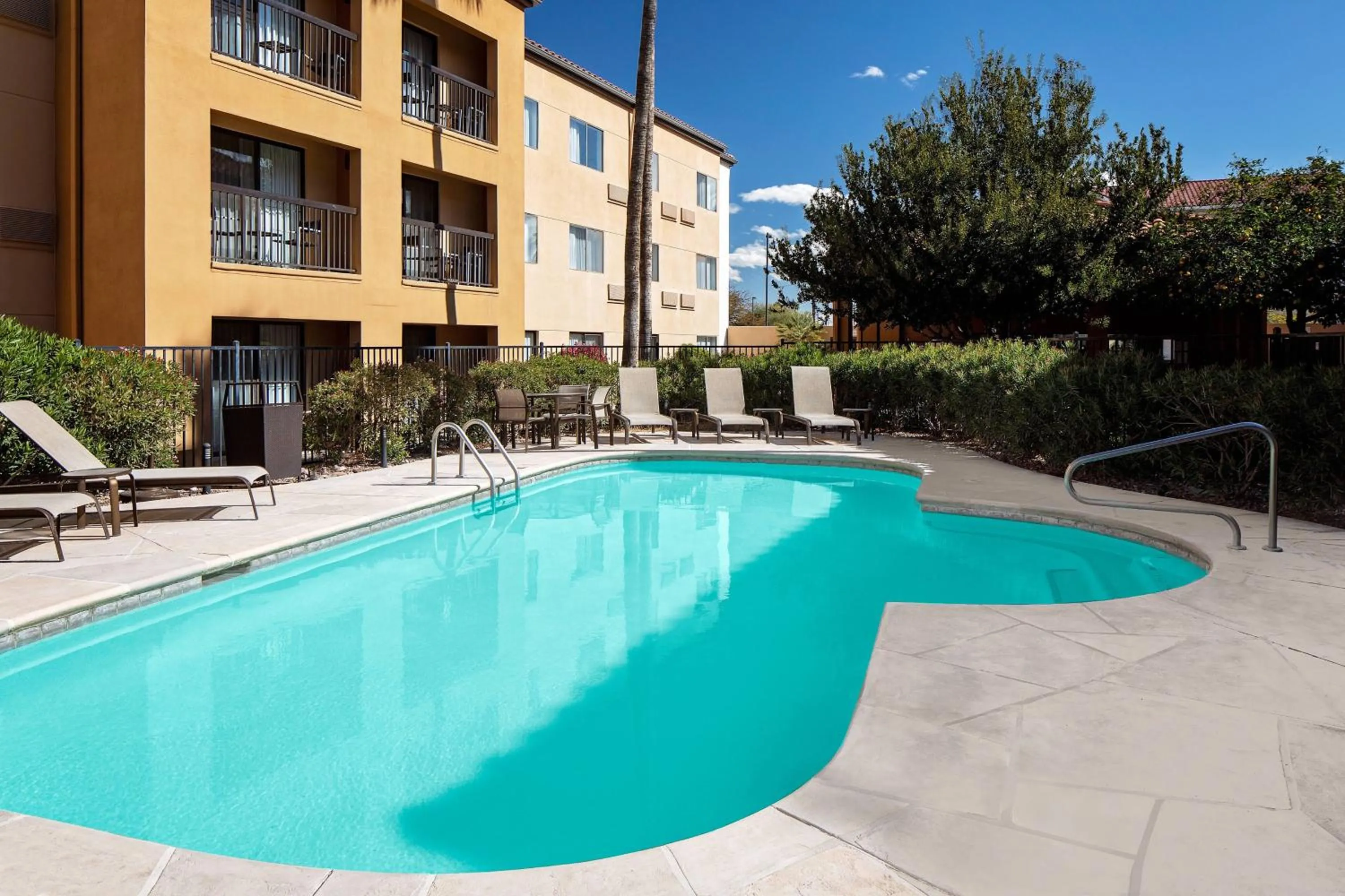 Swimming pool in Courtyard by Marriott Tucson Williams Centre