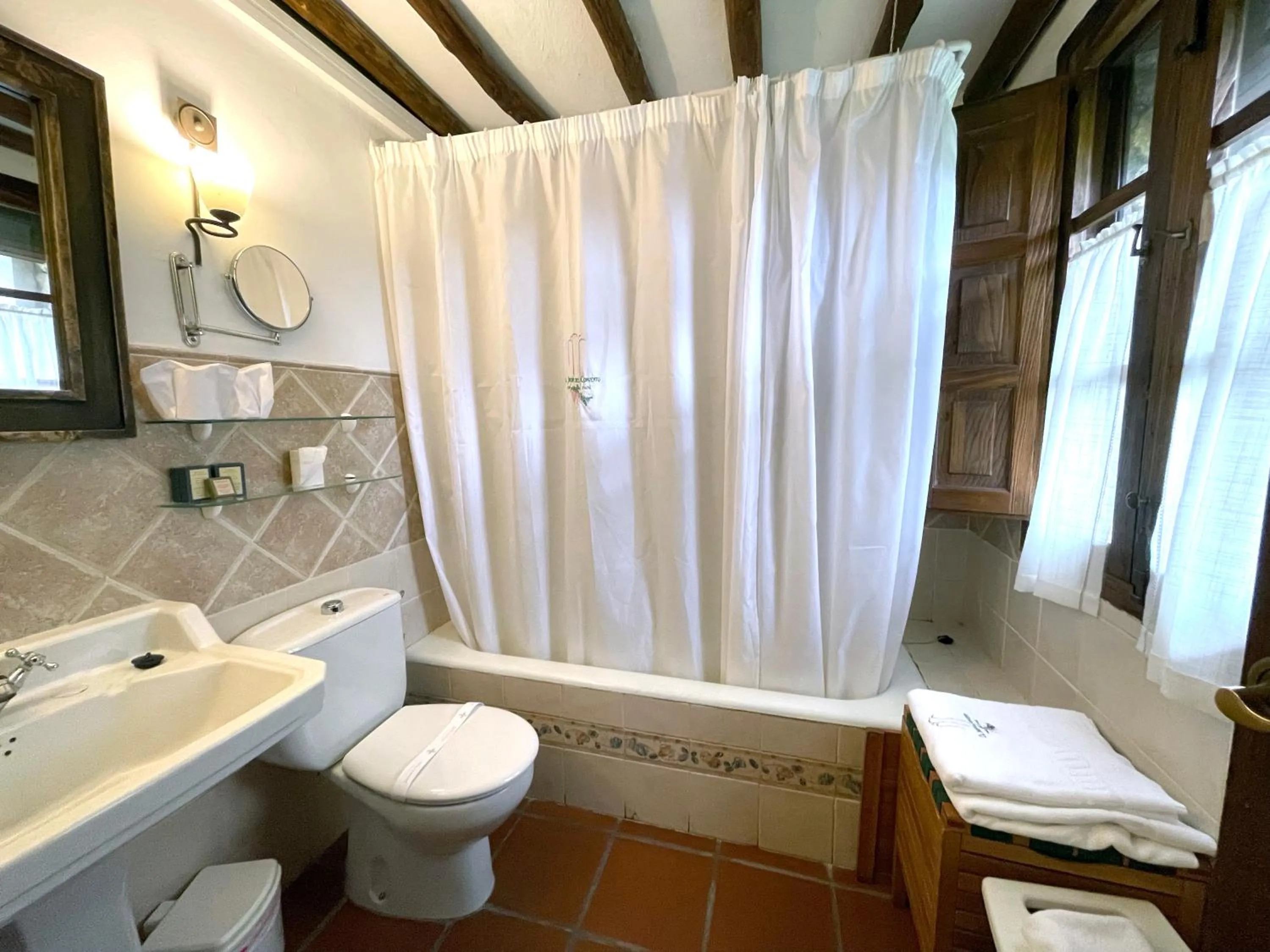 Bath in El Jardín del Convento, Casa Rural