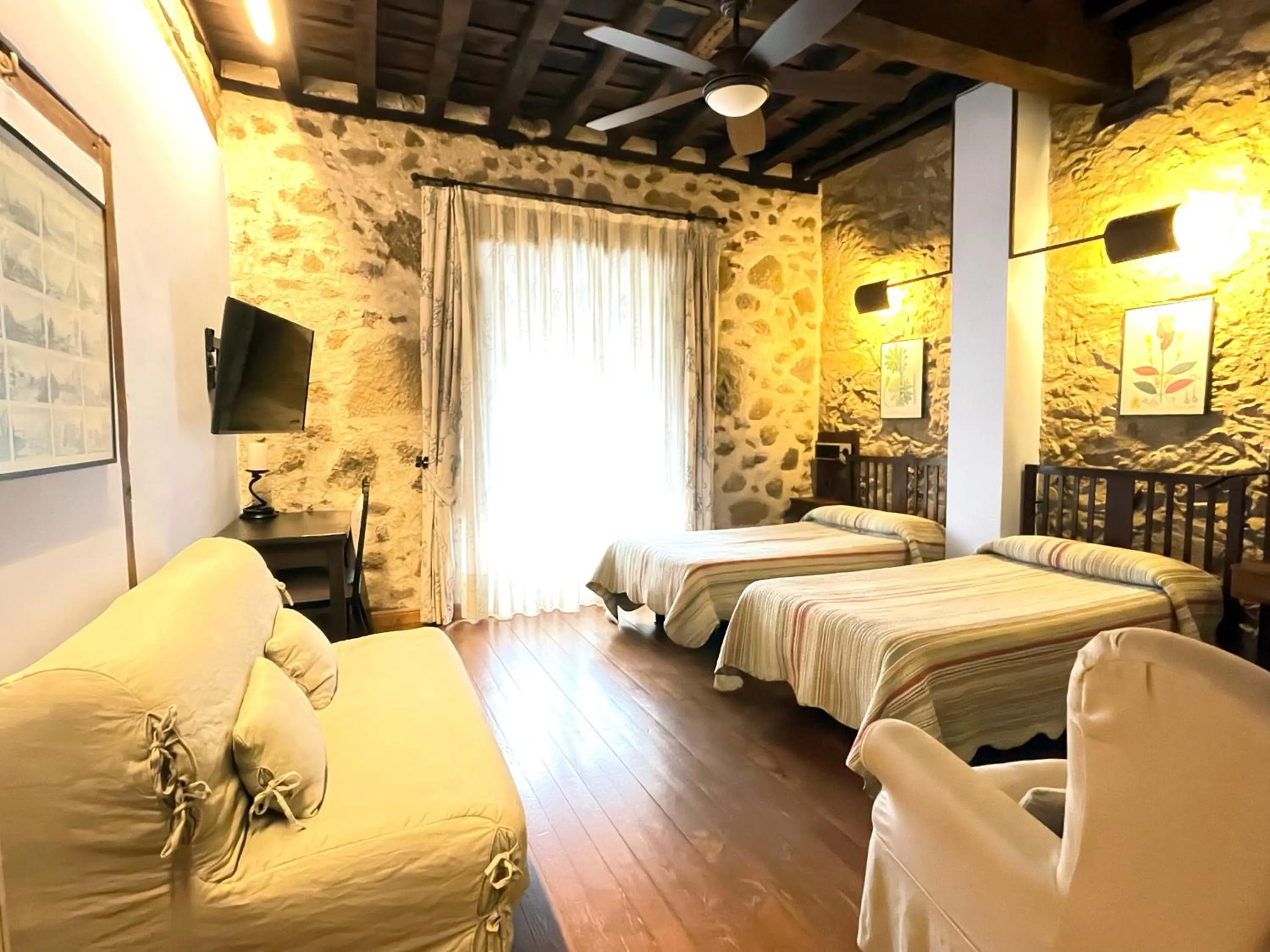 Photo of the whole room, Bed in El Jardín del Convento, Casa Rural