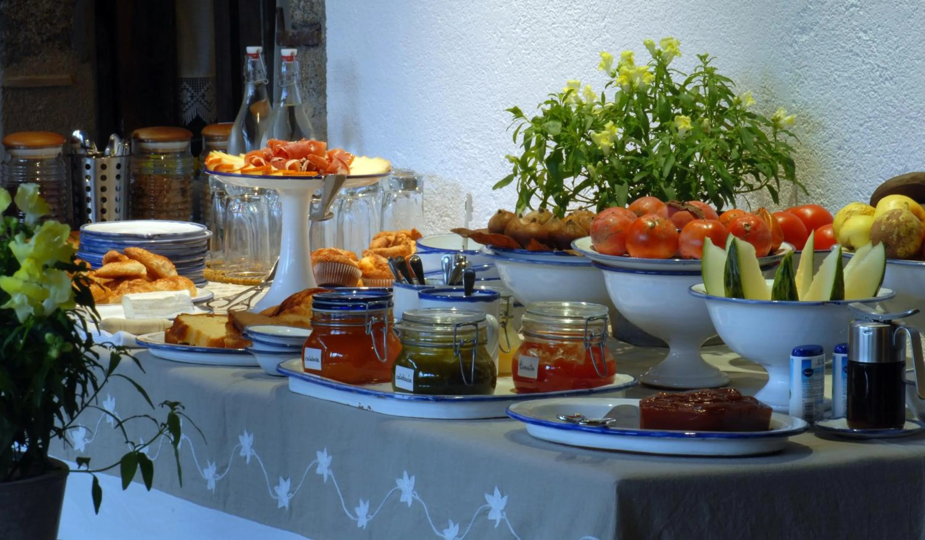 Food and drinks in El Jardín del Convento, Casa Rural