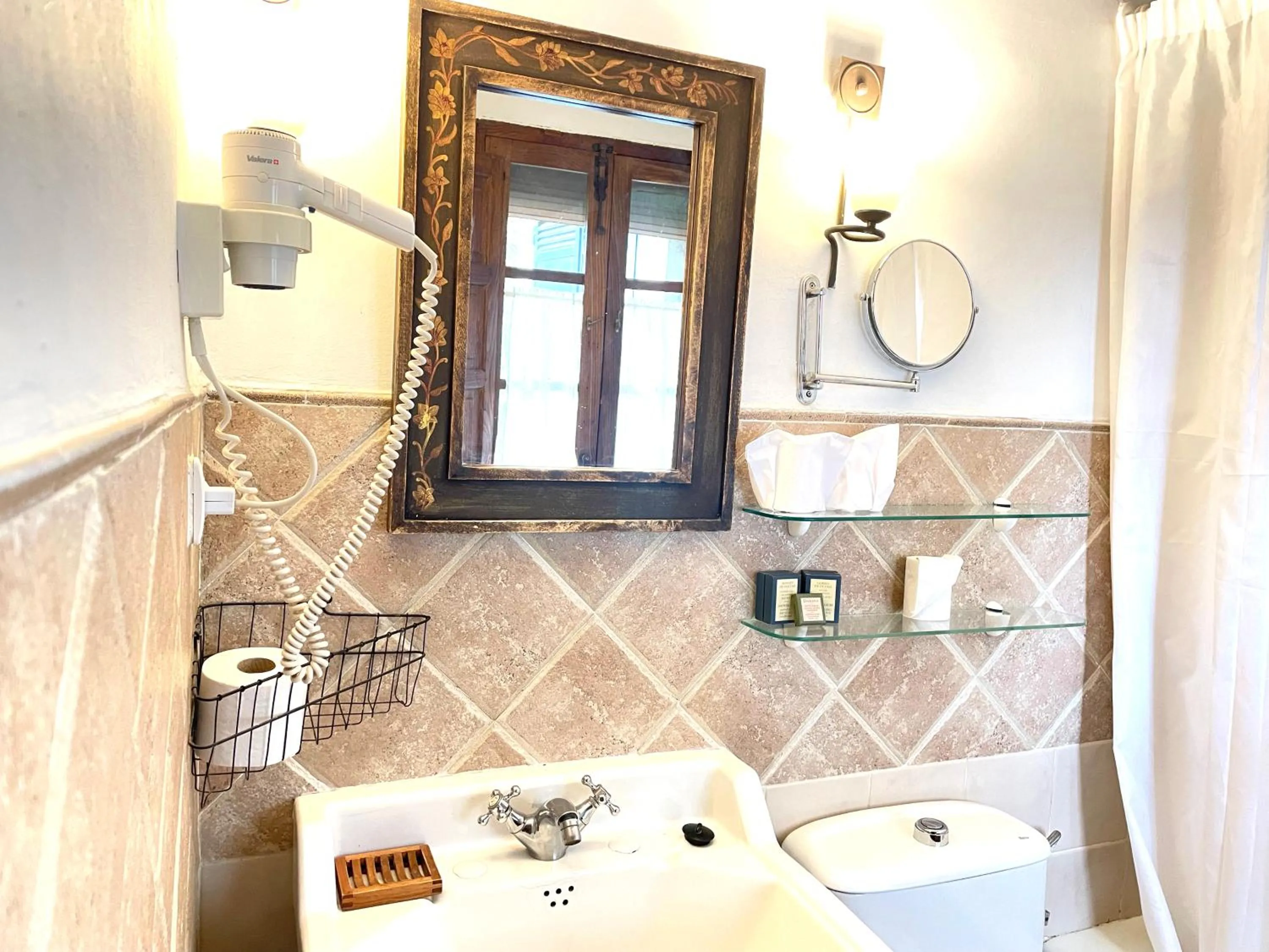 Toilet in El Jardín del Convento, Casa Rural