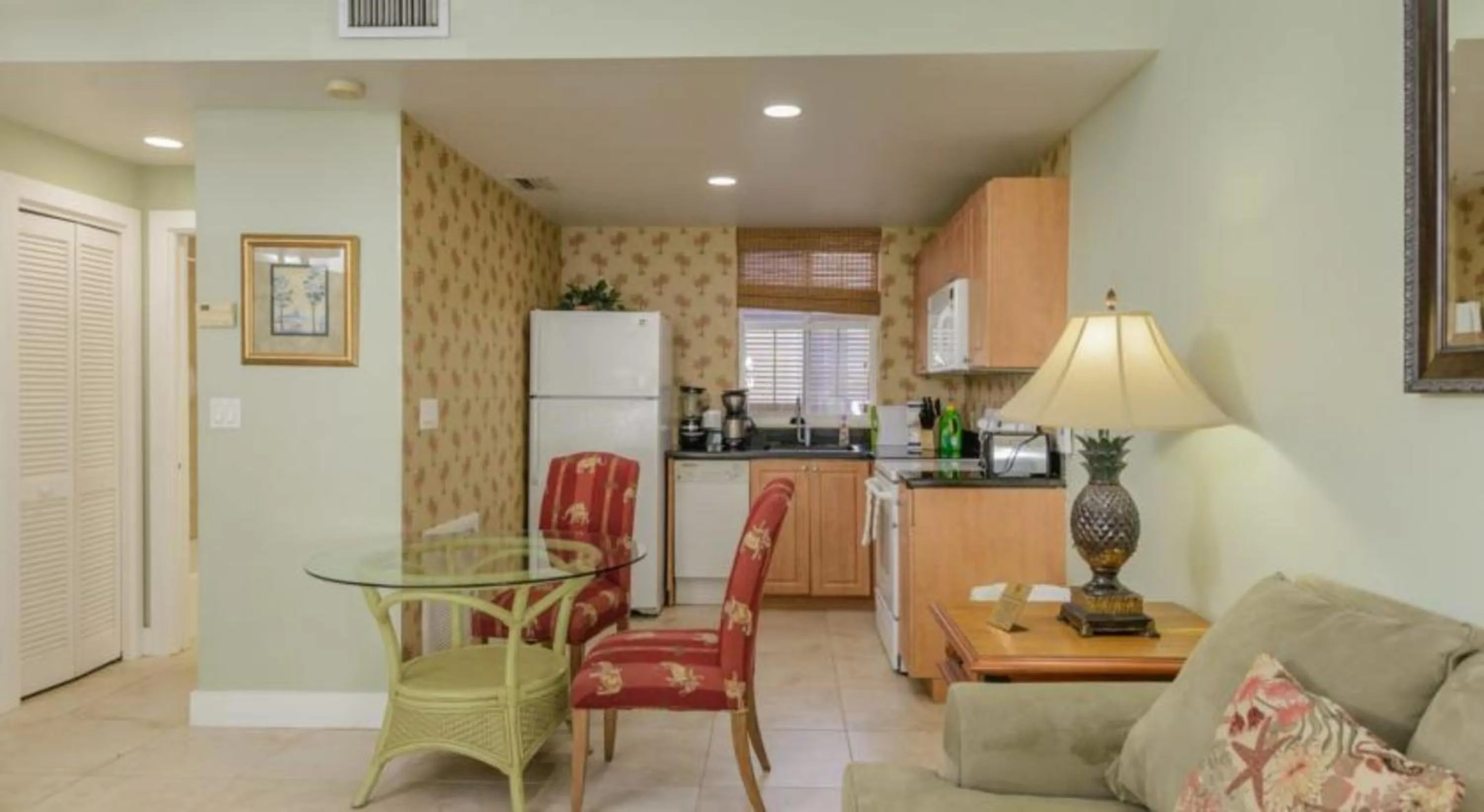 Kitchen or kitchenette in Coconut Mallory Resort and Marina