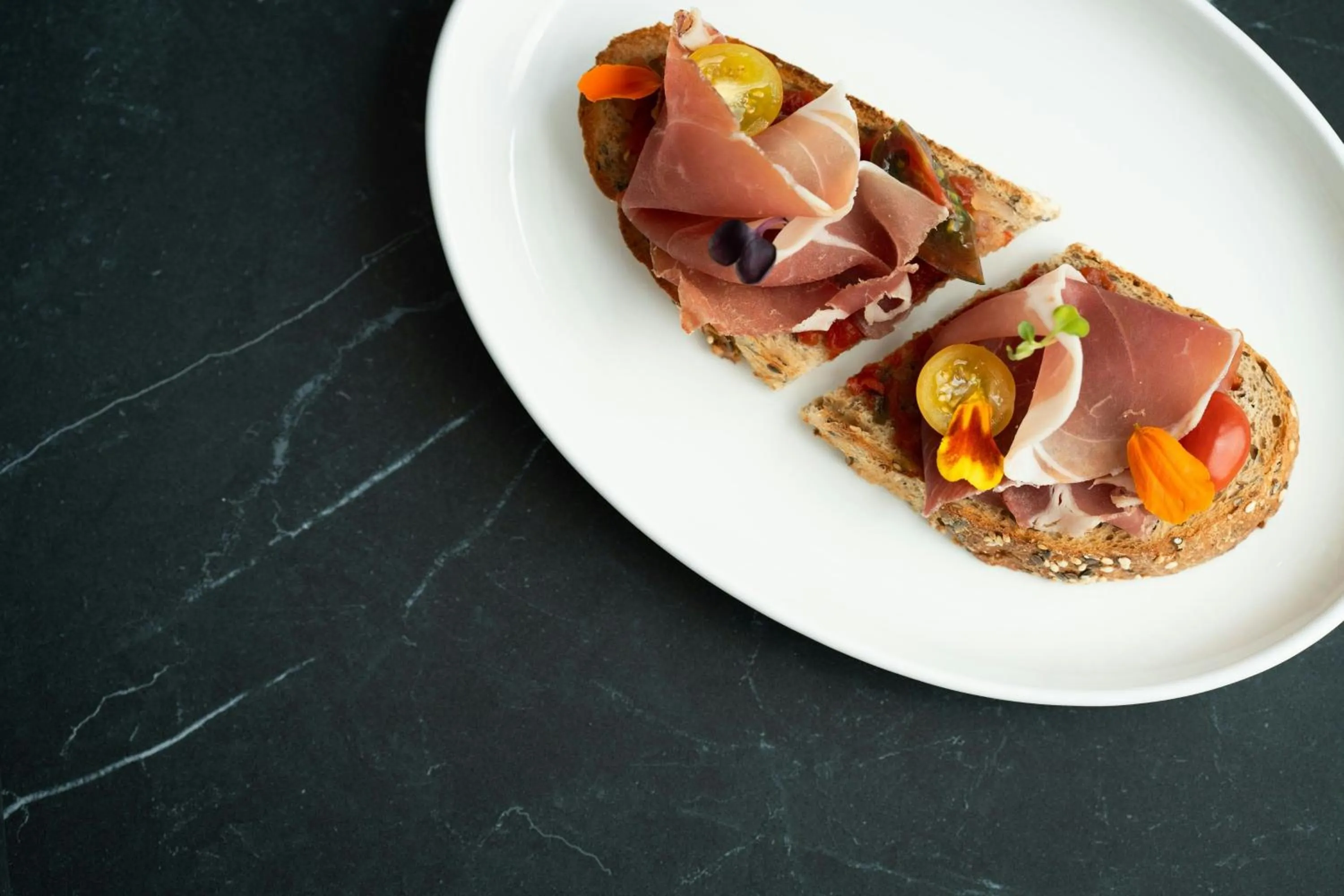 Restaurant/places to eat in AC Hotel Arlington National Landing