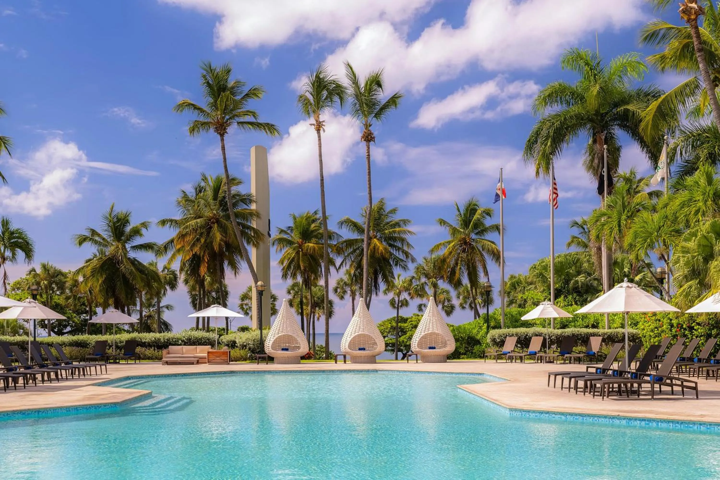 Swimming pool in Renaissance Santo Domingo Jaragua Hotel & Casino