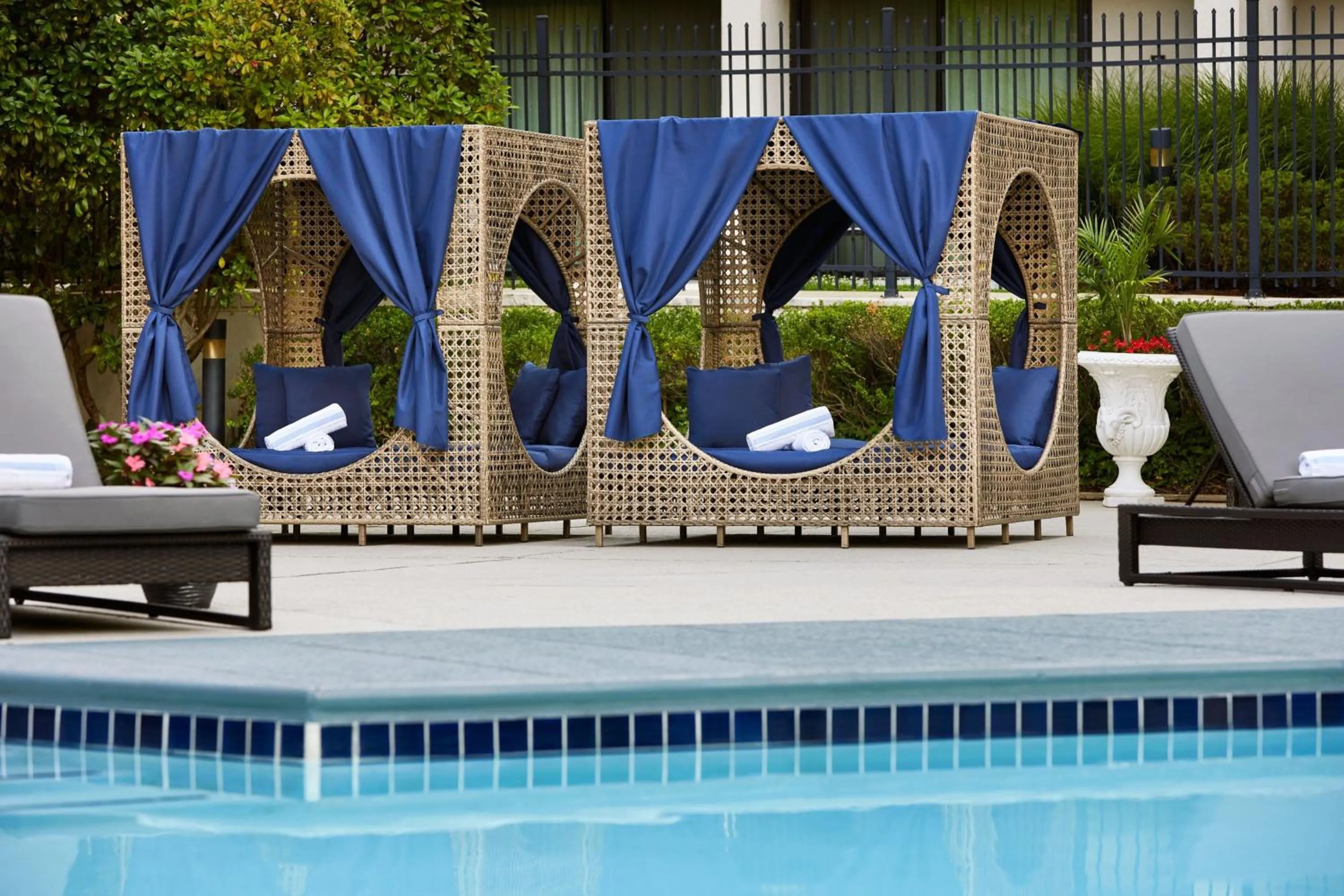 Swimming pool in Bethesda Marriott