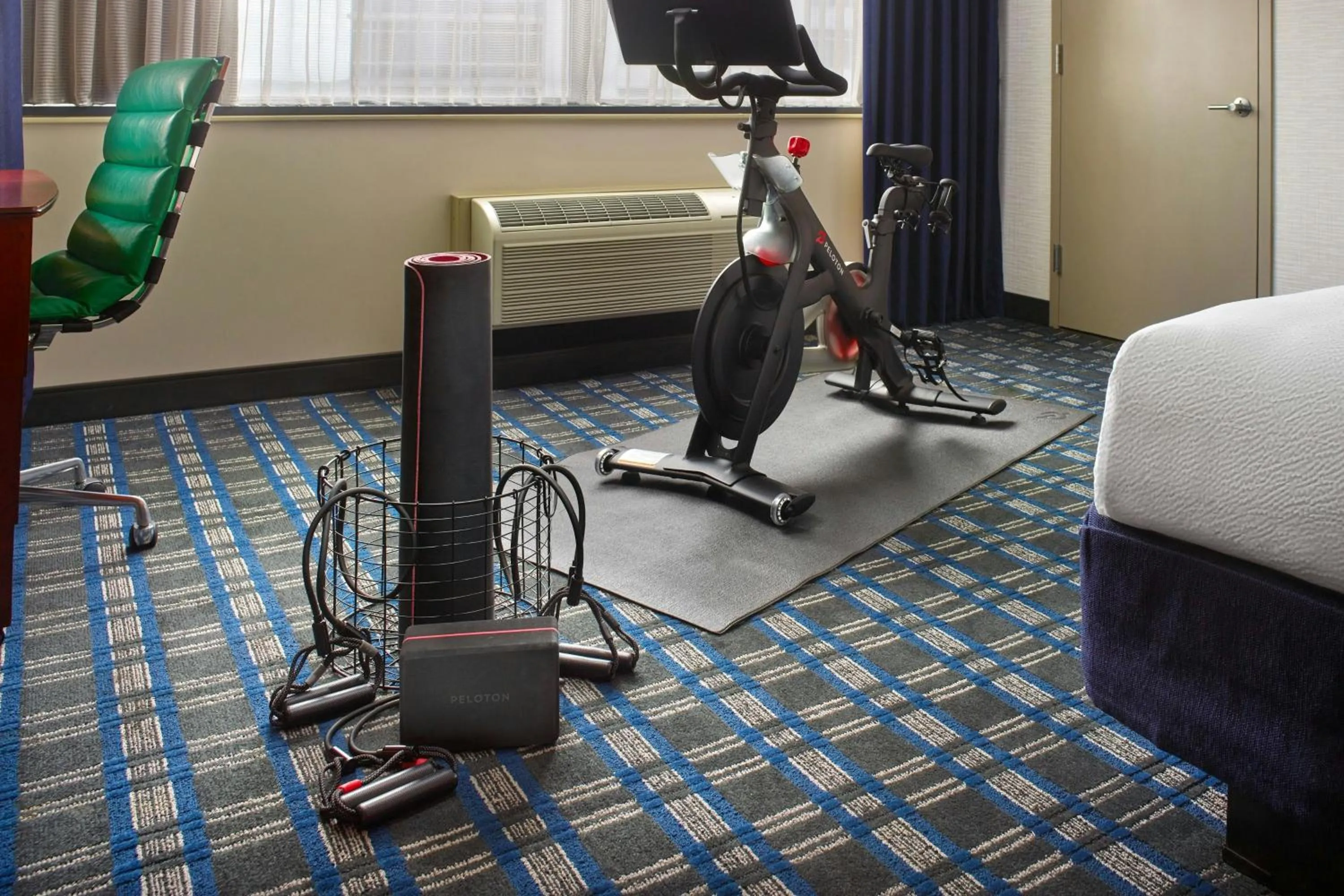 Photo of the whole room in Courtyard Arlington Crystal City/Reagan National Airport