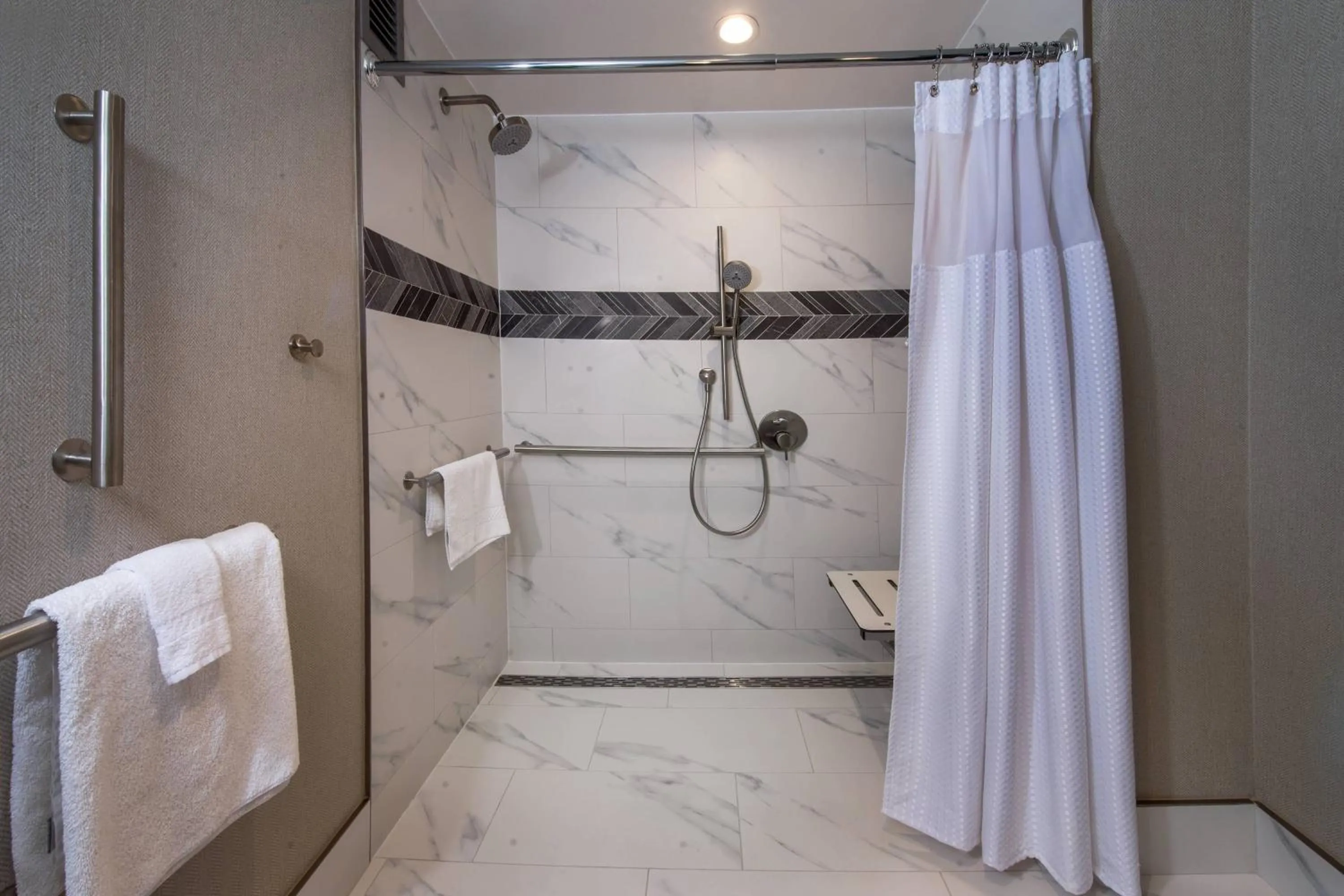 Bathroom in Courtyard Arlington Crystal City/Reagan National Airport