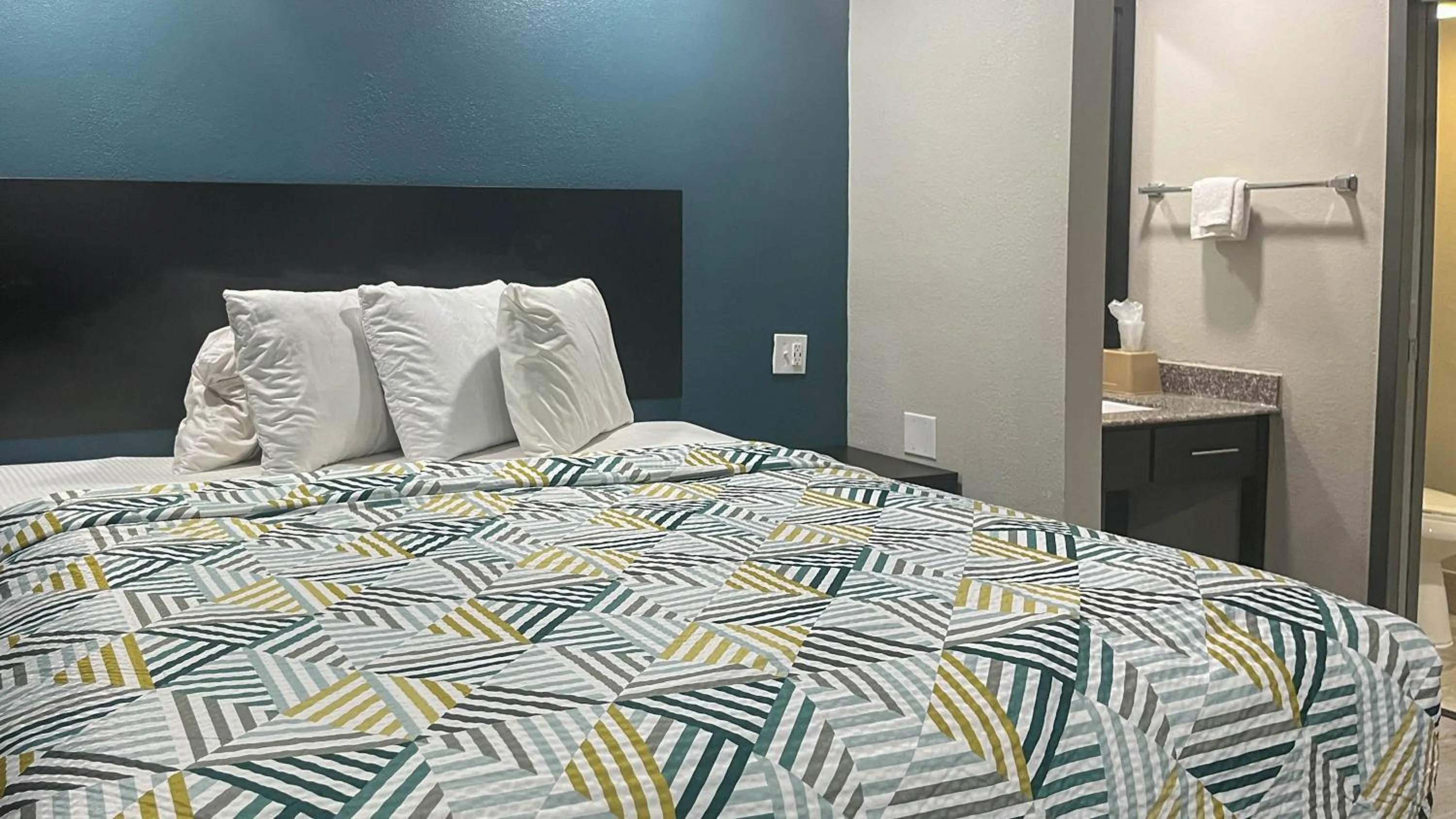 Bedroom, Bed in Studio 6 Suites - Knoxville, TN - Downtown