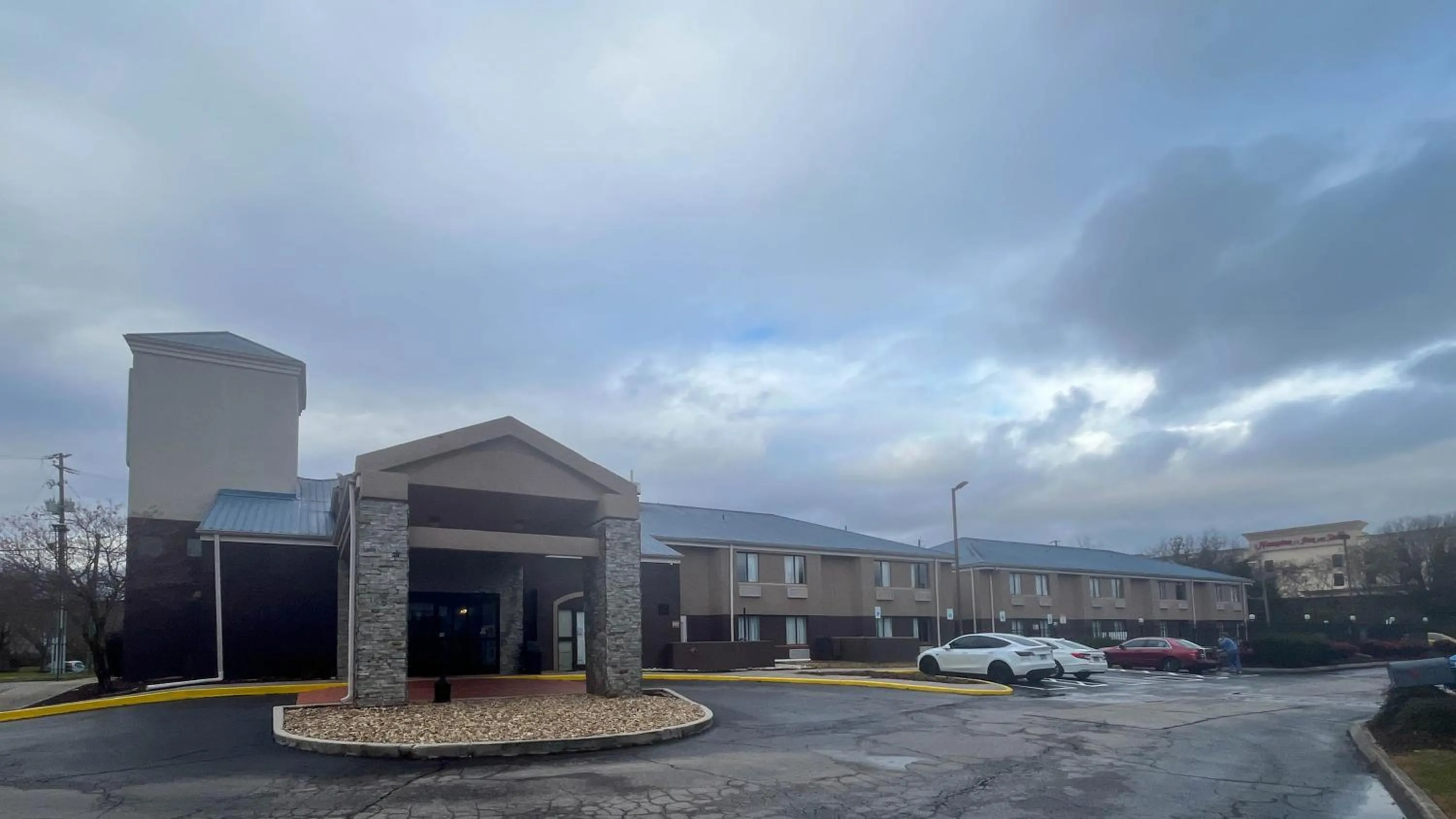 Property building in Studio 6 Suites - Knoxville, TN - Downtown