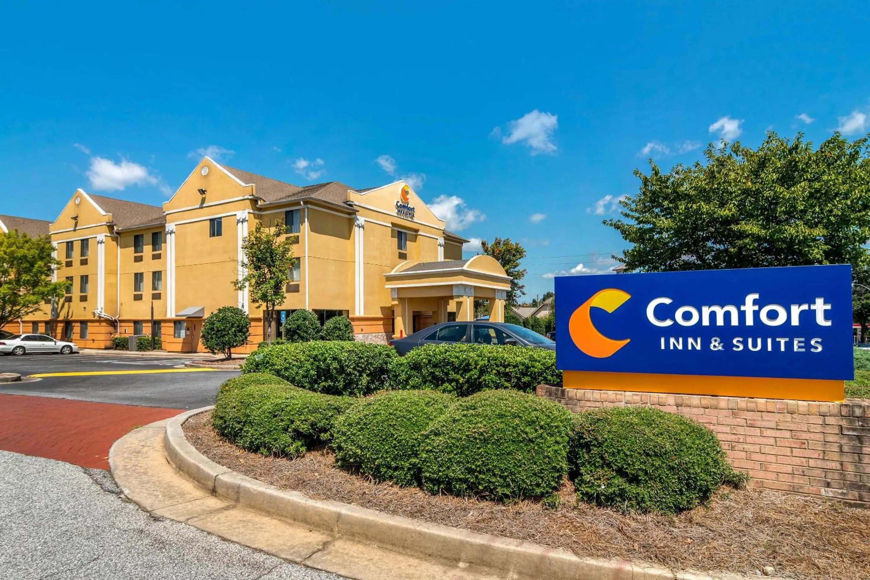 Property building in Comfort Inn & Suites Atlanta-Smyrna