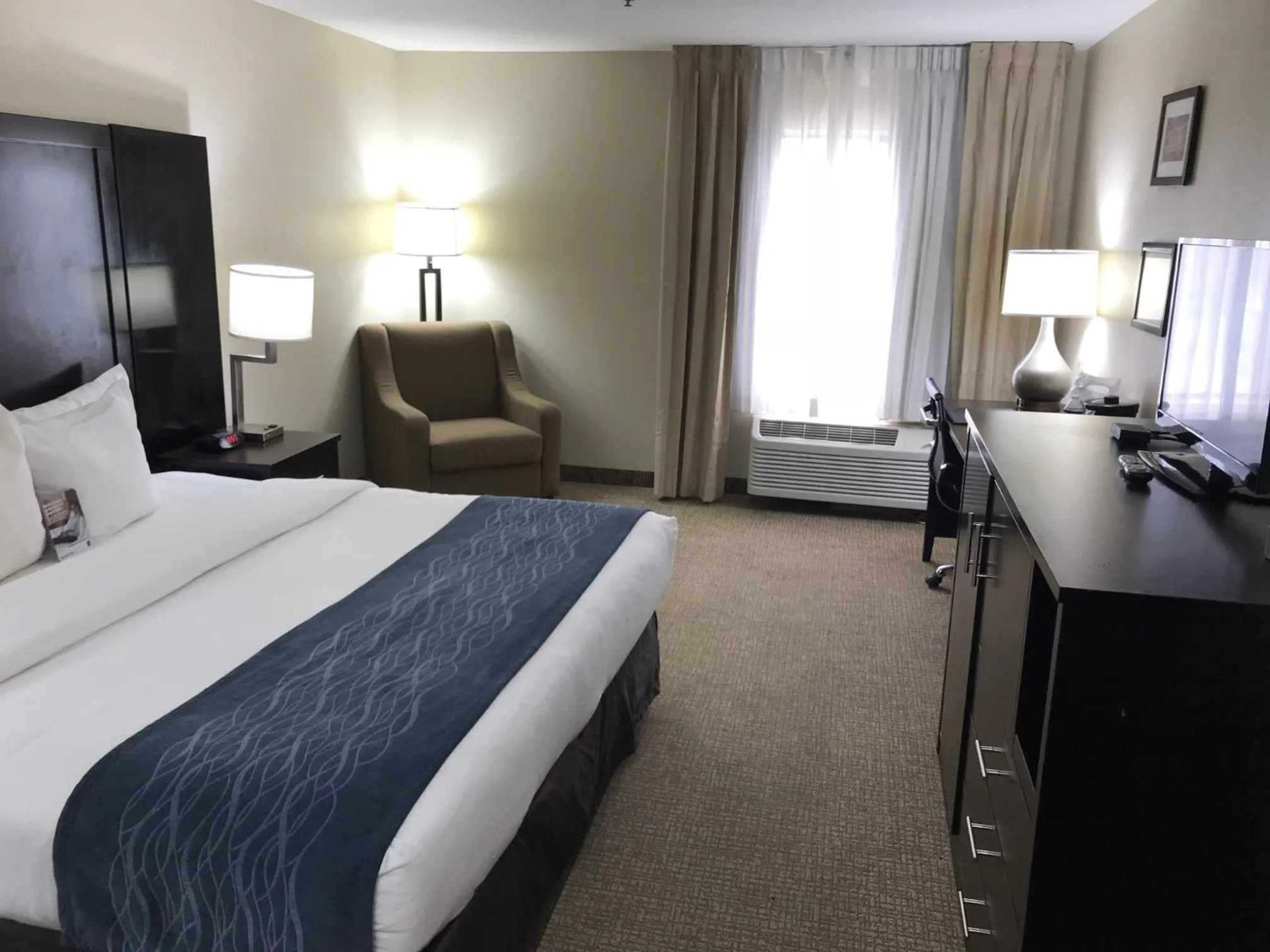 Bed in Comfort Inn & Suites Atlanta-Smyrna