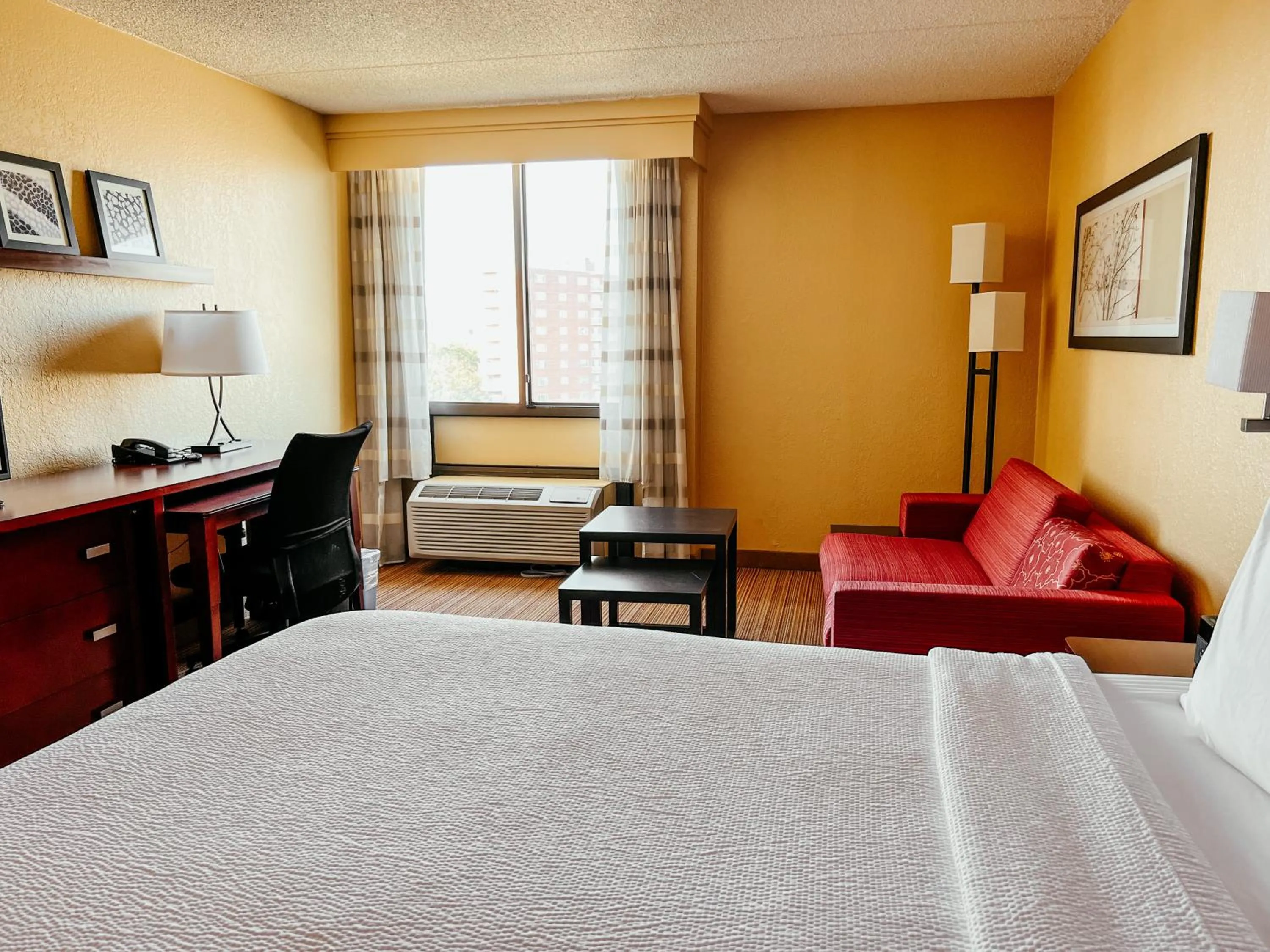 Quiet street view, Bed in Courtyard by Marriott Alexandria Pentagon South