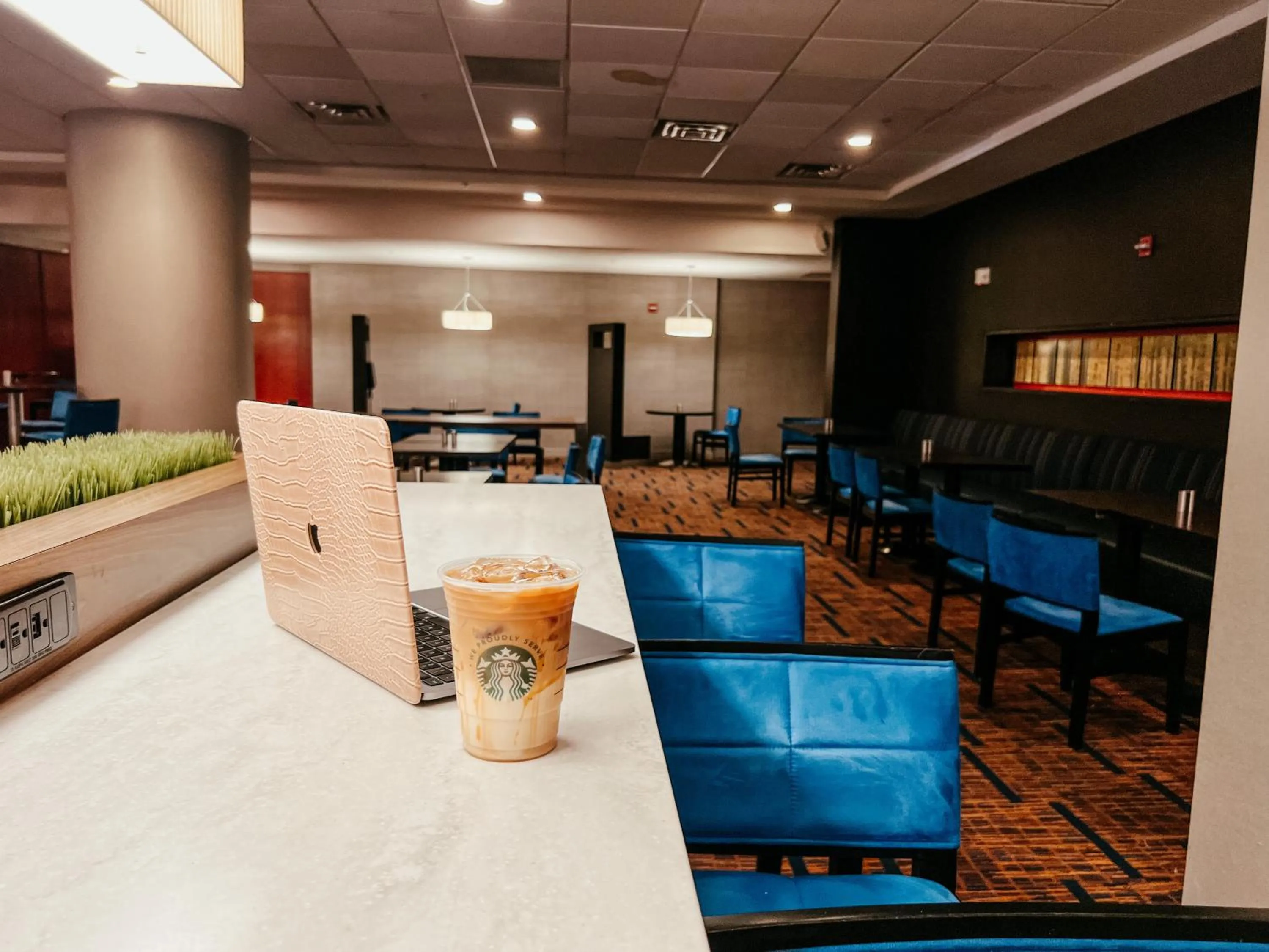 Seating area in Courtyard by Marriott Alexandria Pentagon South