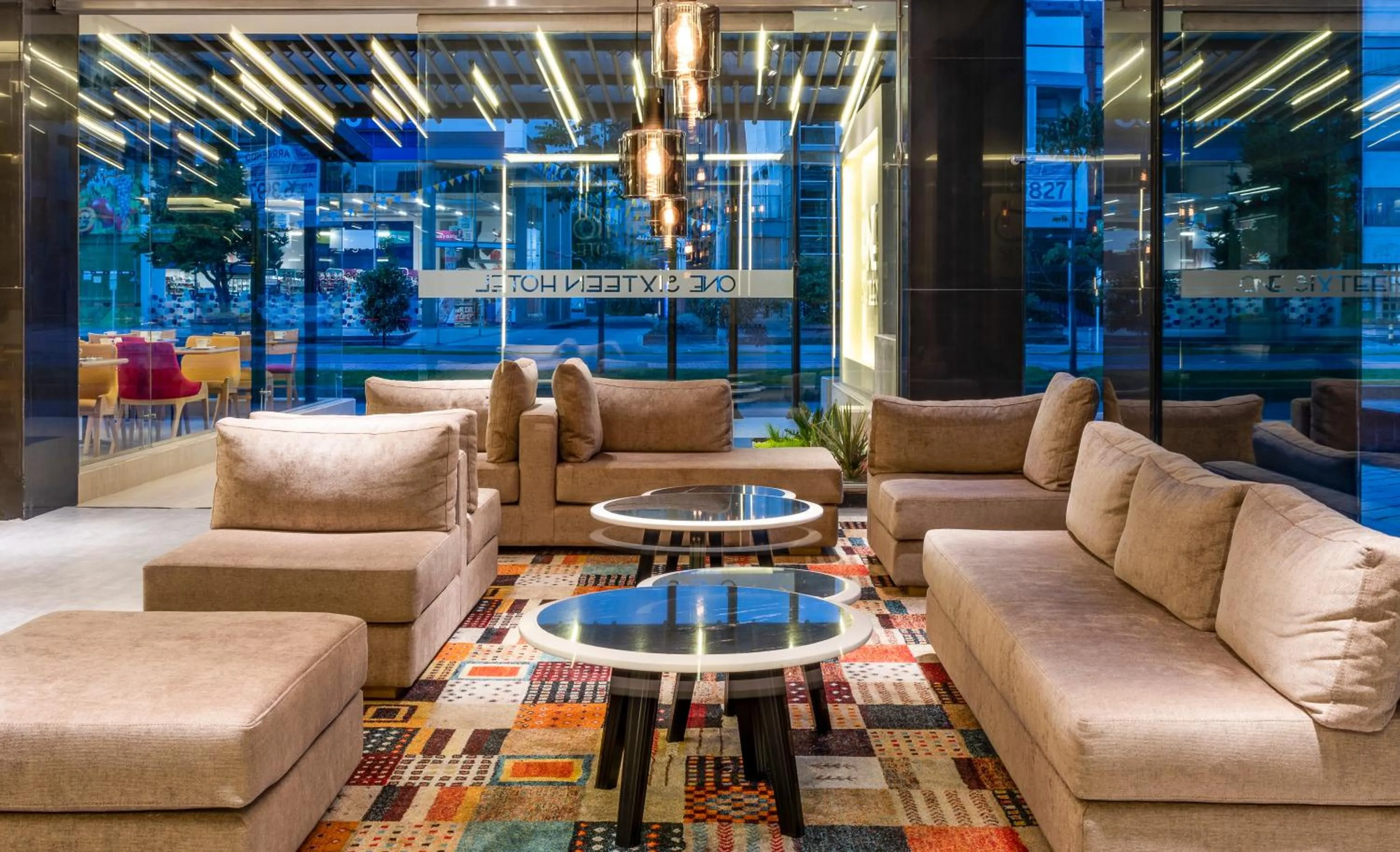 Living room in One Sixteen Hotel