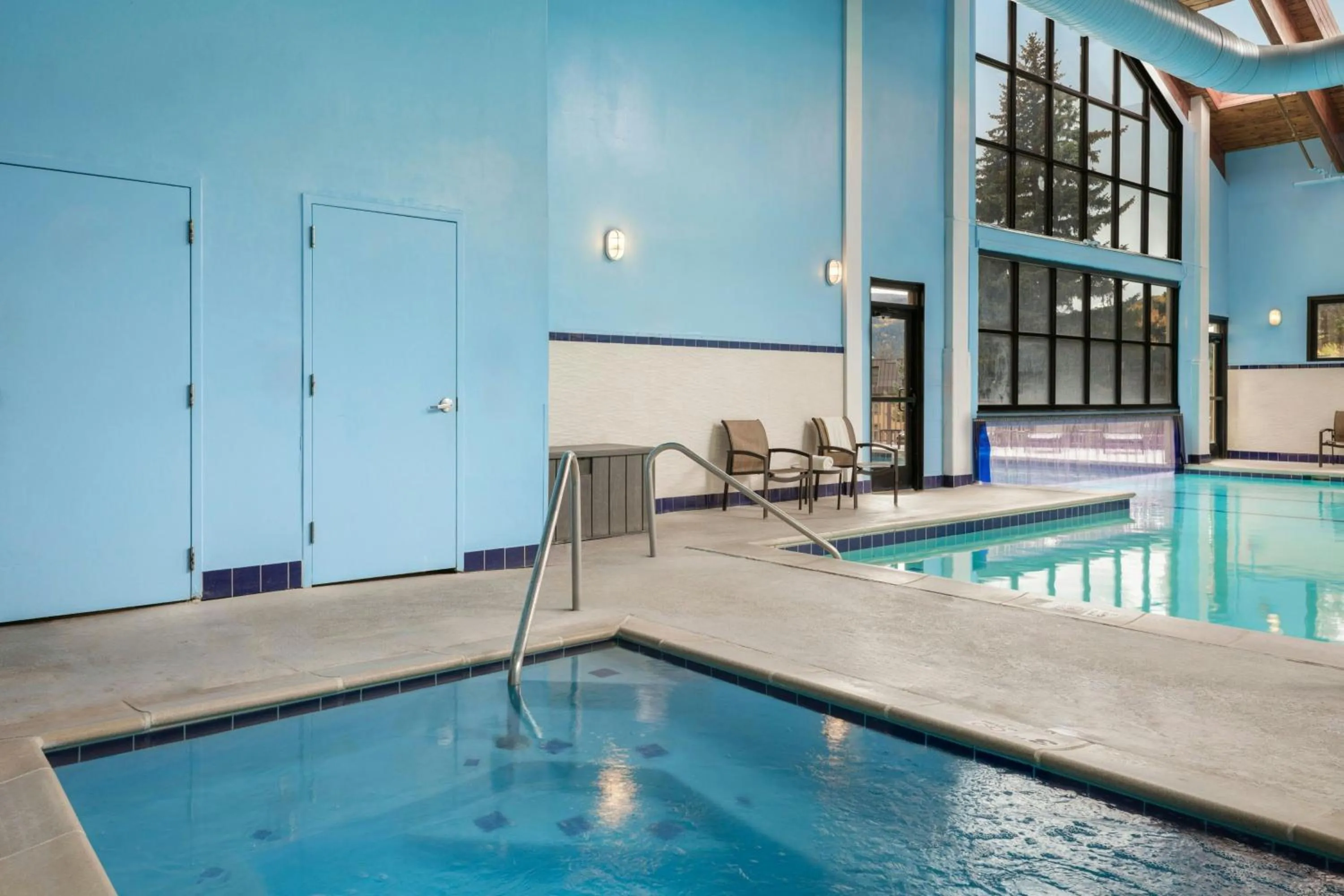 Swimming pool in Marriott's StreamSide Evergreen at Vail