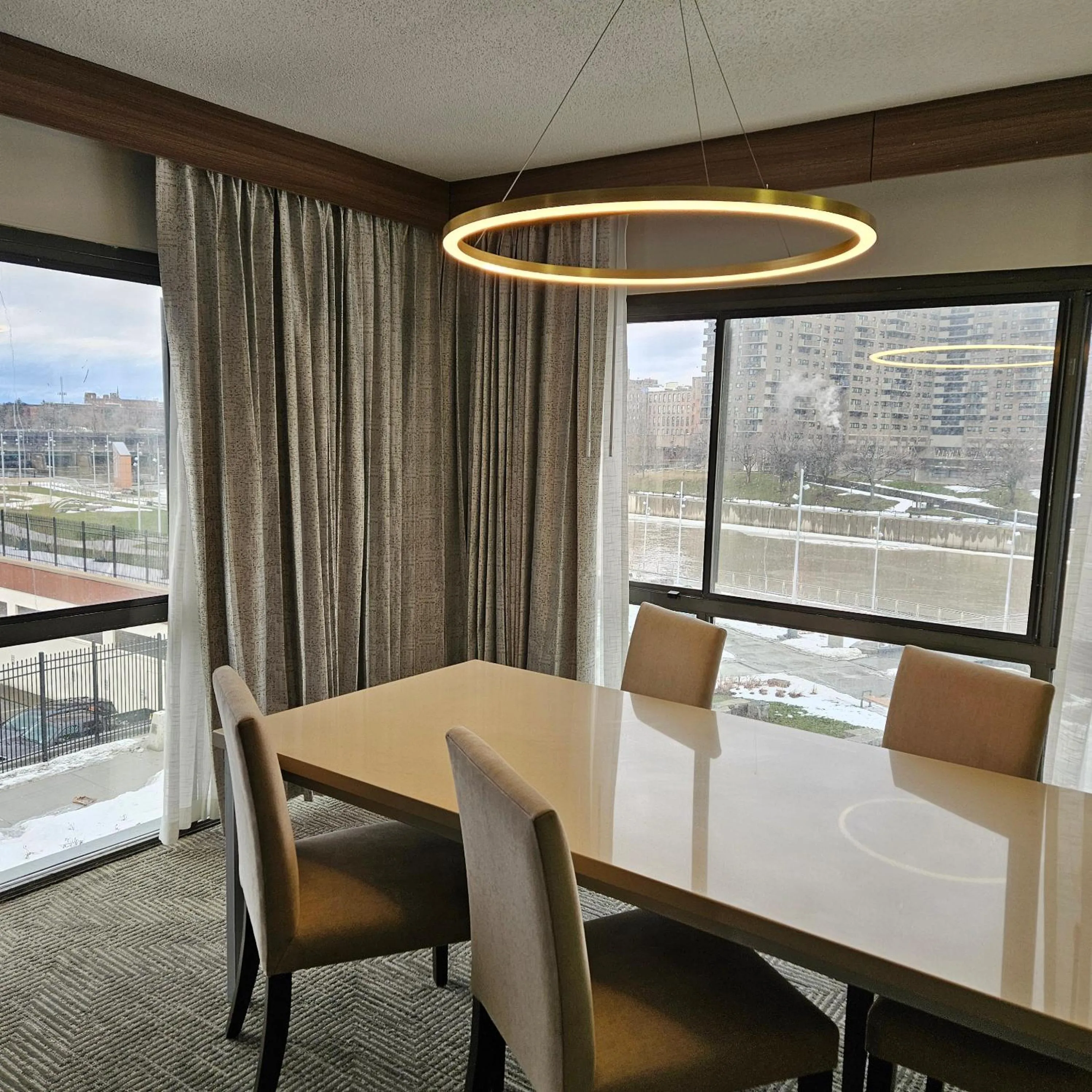 Dining area in Wyndham Rochester Downtown