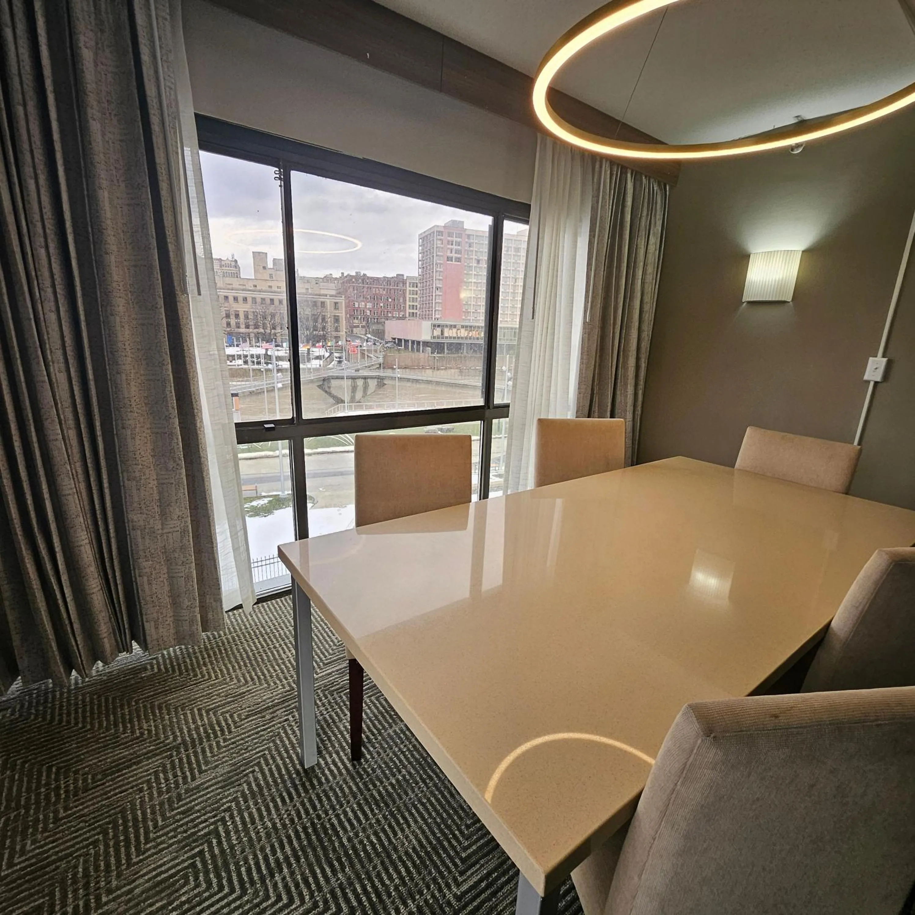 Dining area in Wyndham Rochester Downtown