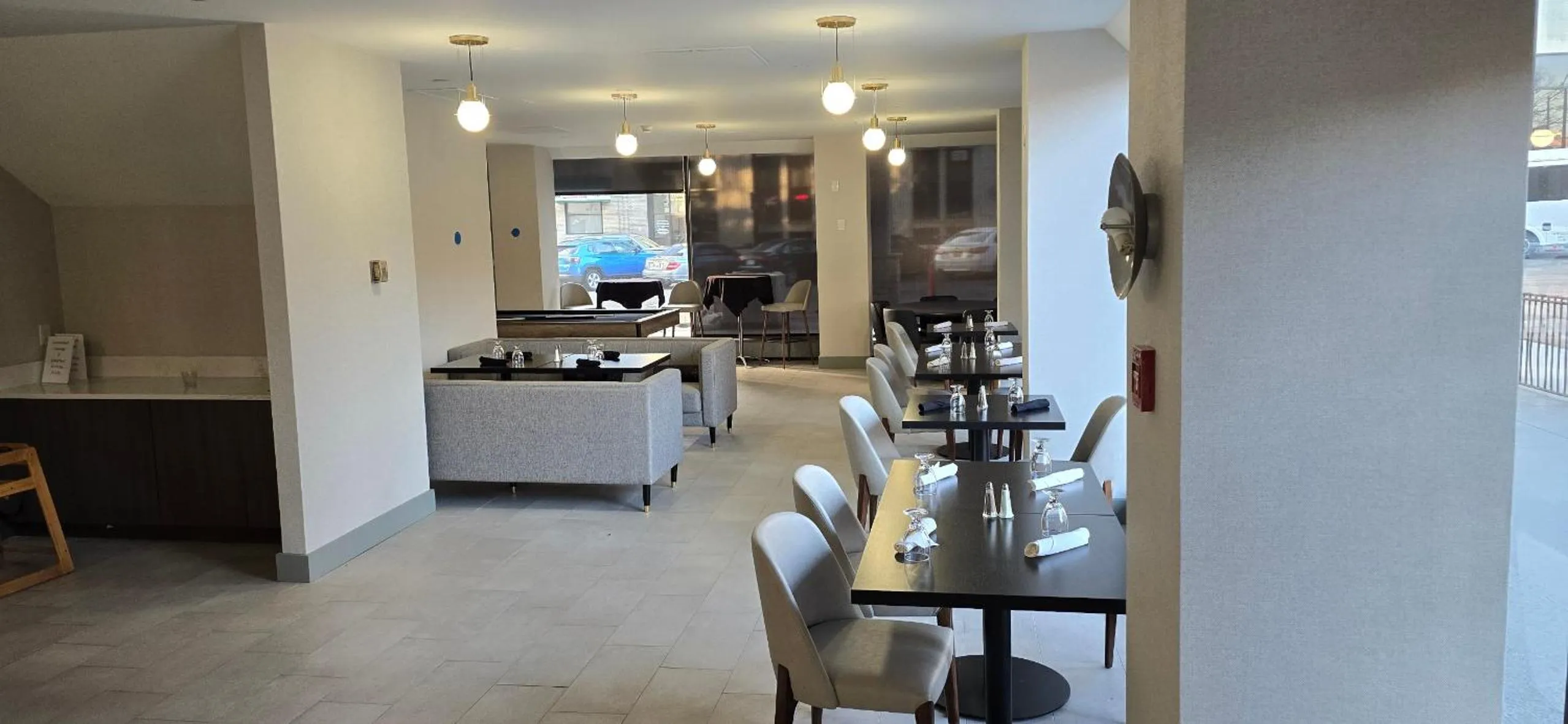 Dining area in Wyndham Rochester Downtown