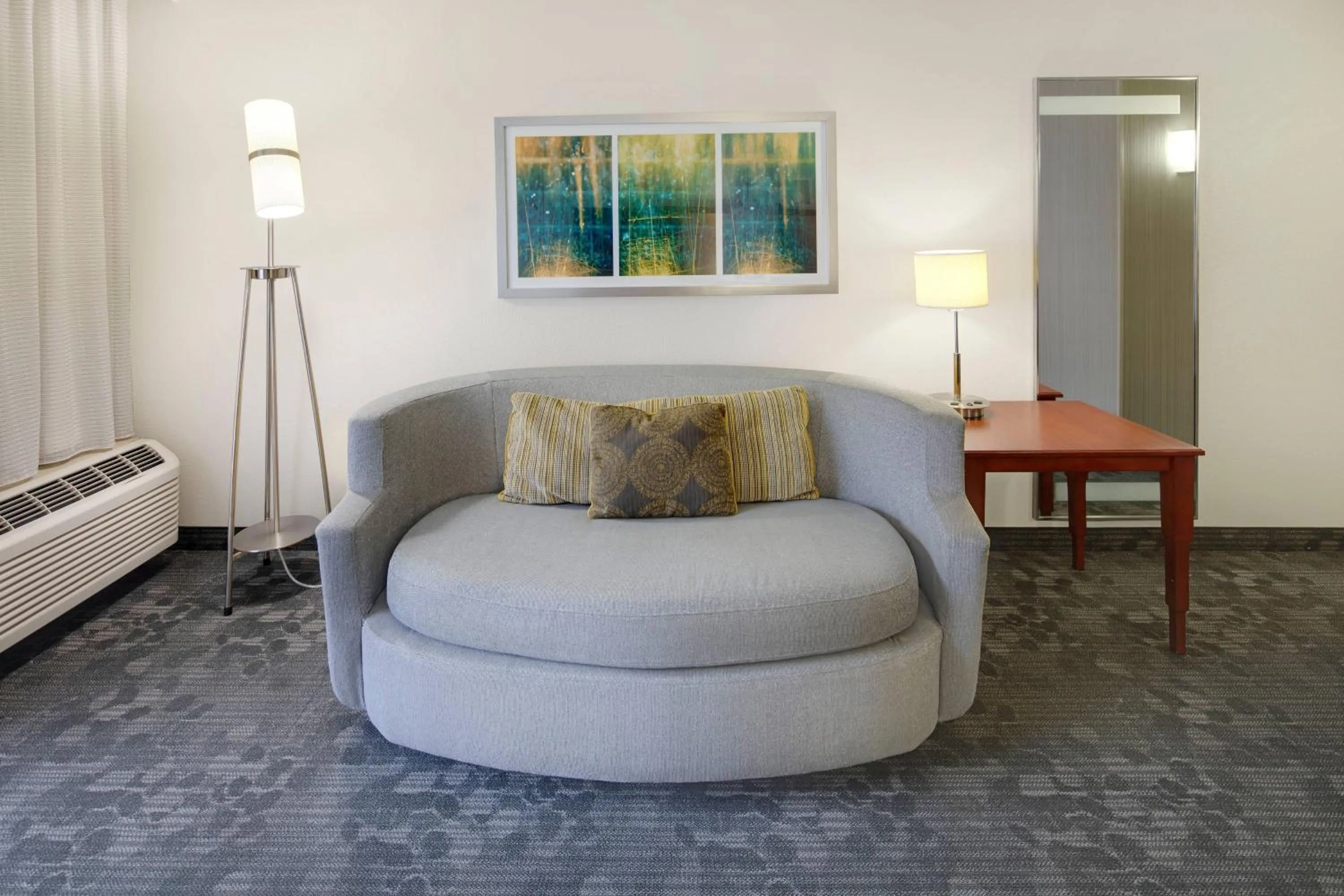 Living room in Courtyard Atlanta Norcross/Peachtree Corners