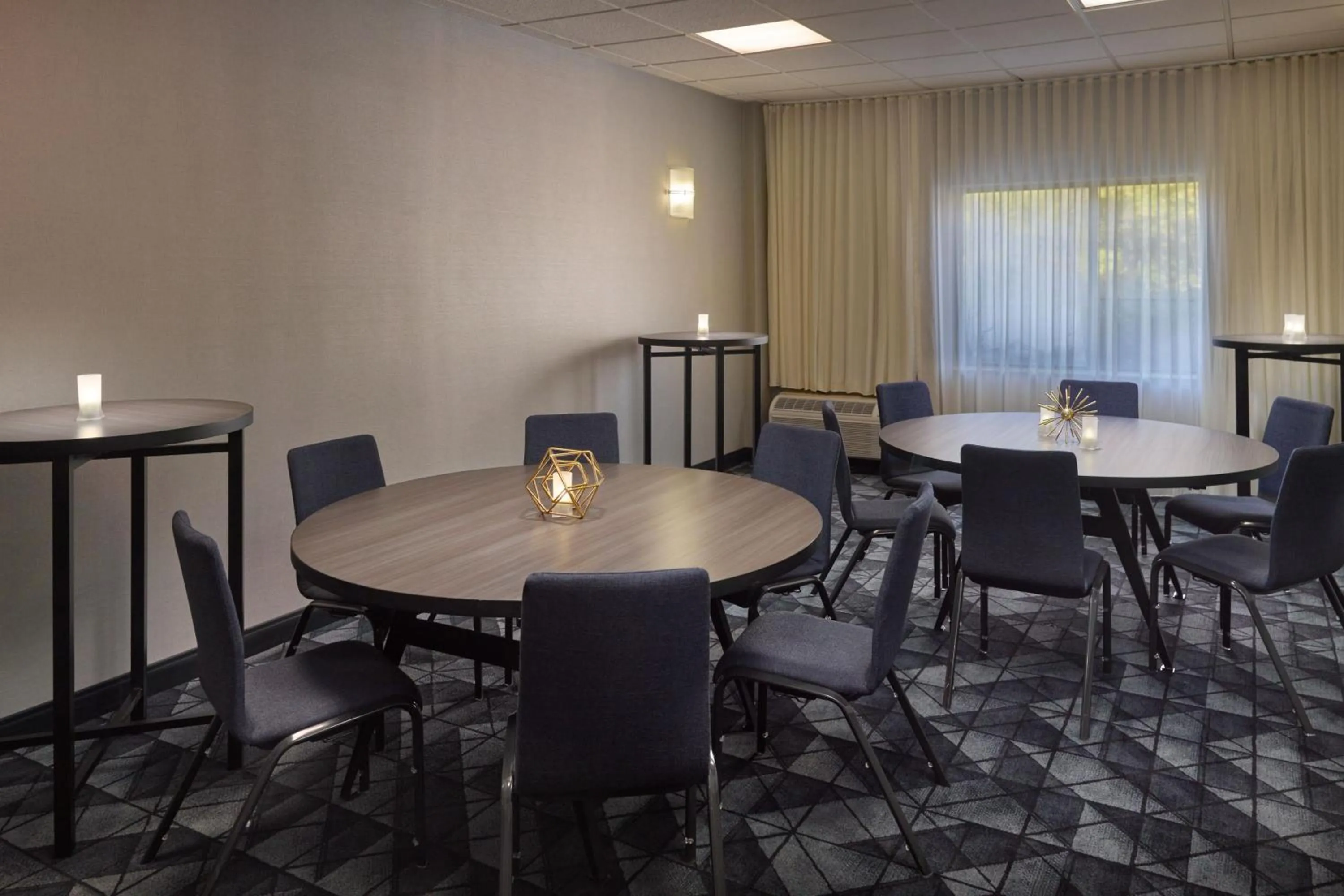 Meeting/conference room in Courtyard by Marriott Atlanta Alpharetta