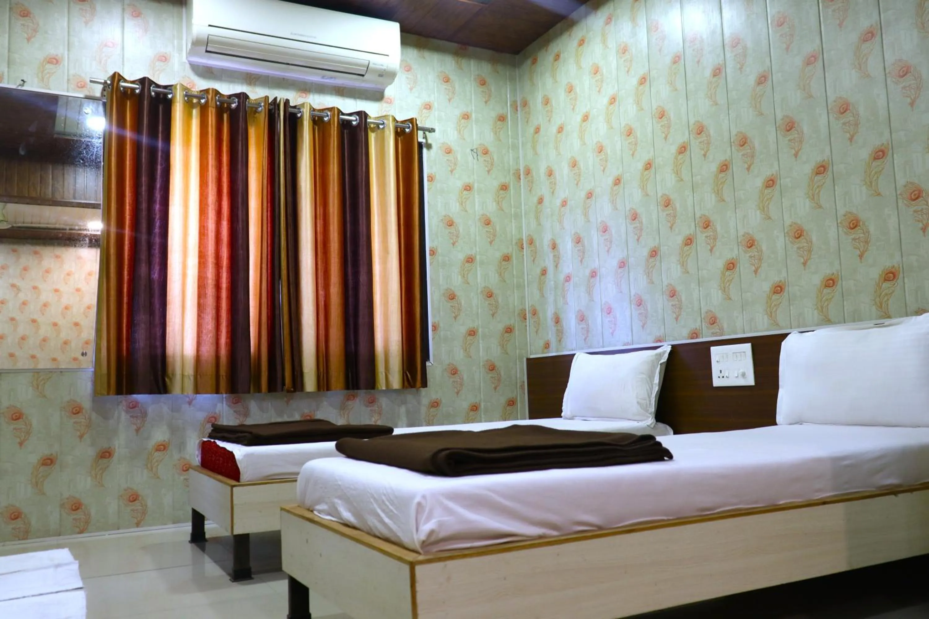 Bed in Hotel Midtown Inn