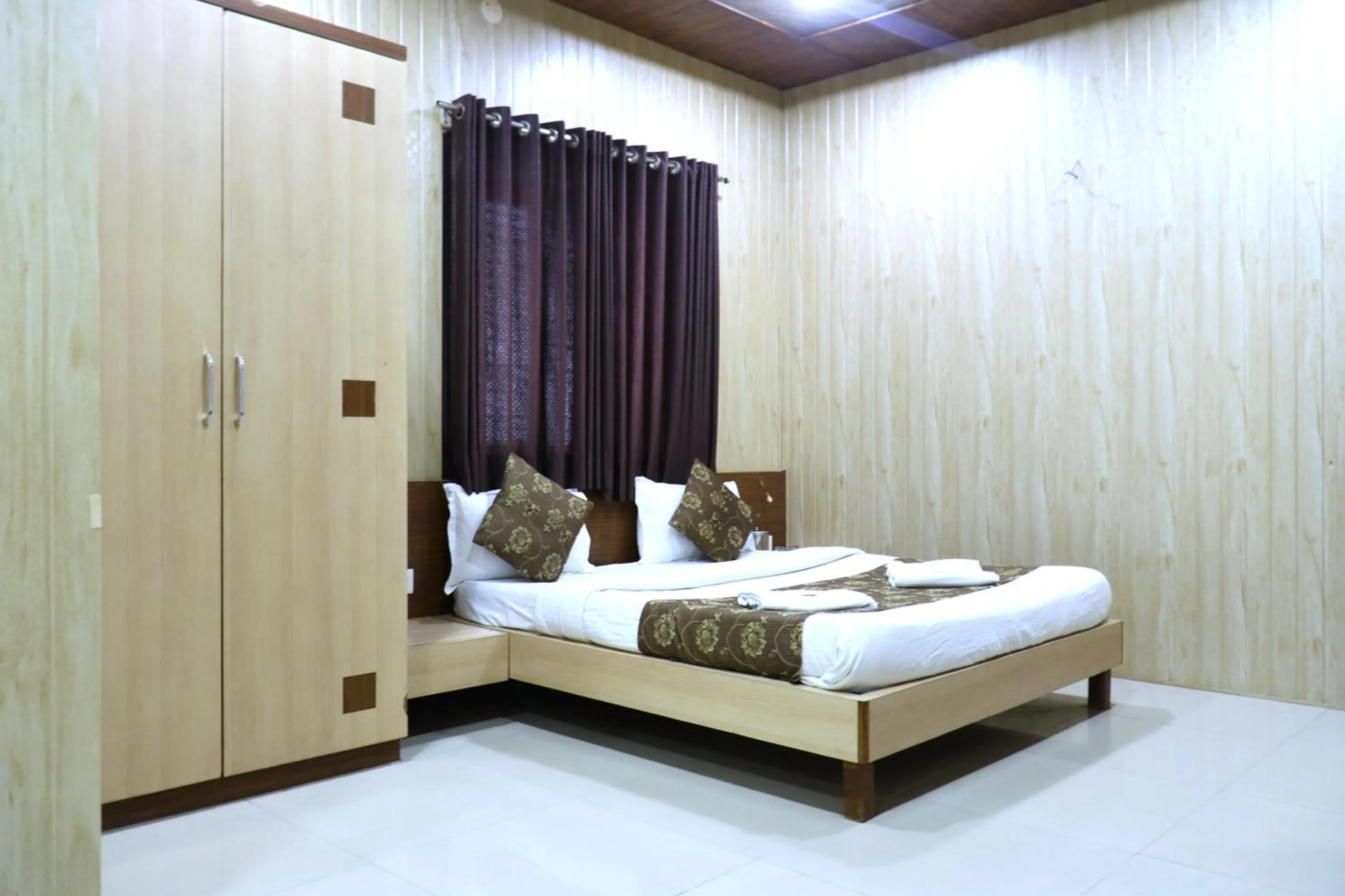 Bed in Hotel Midtown Inn