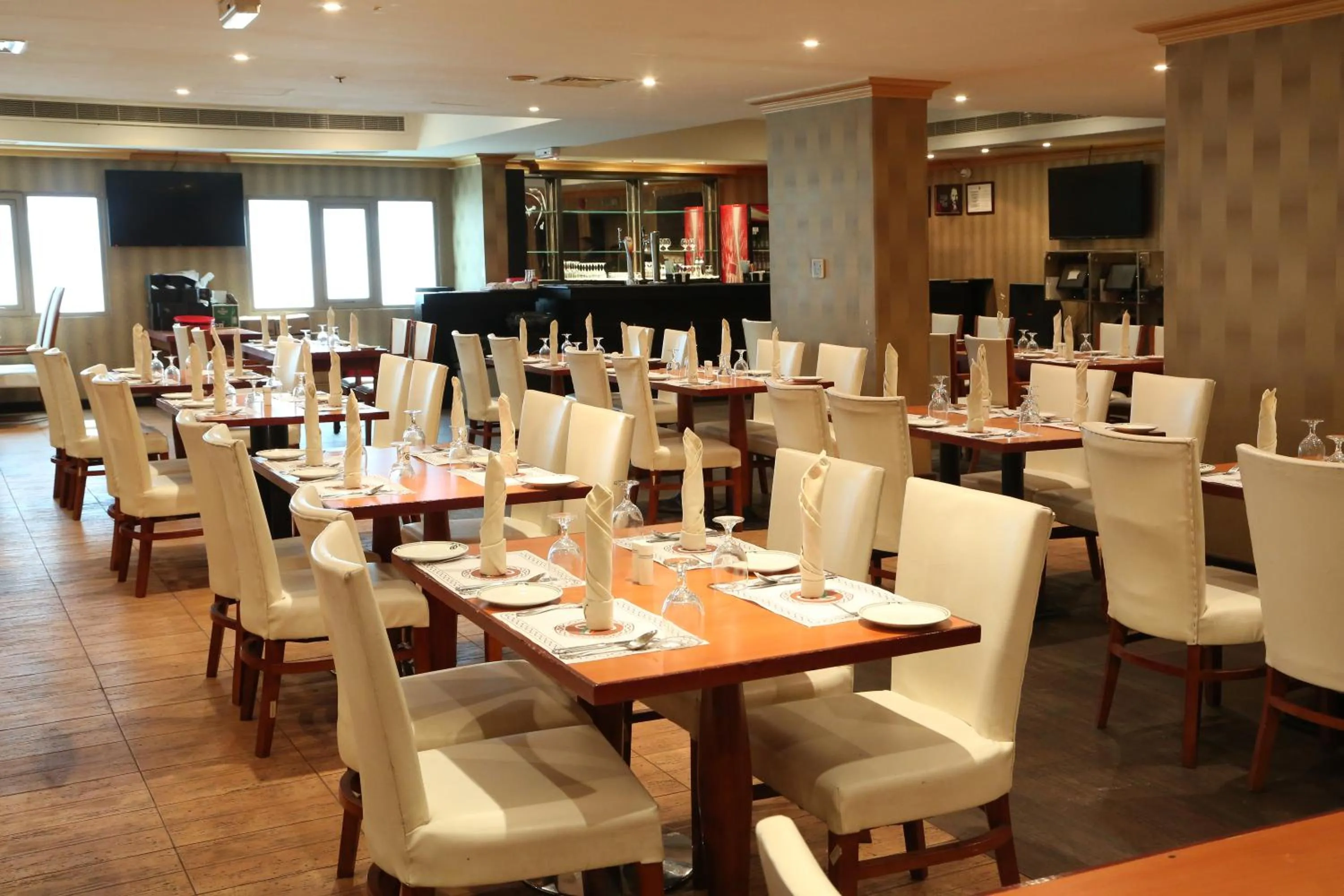 Restaurant/places to eat in Monroe Hotel & Suites