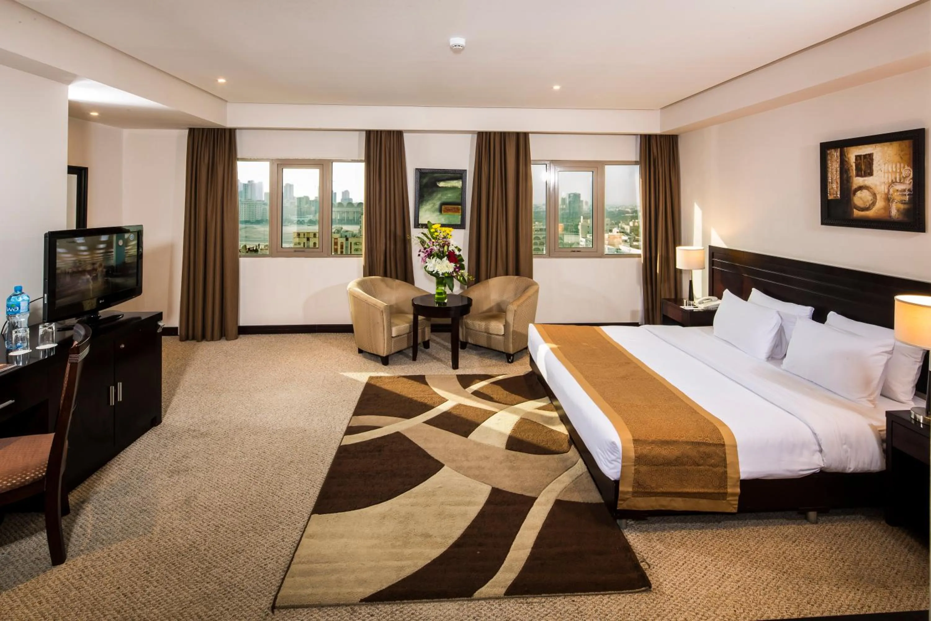 Bed in Monroe Hotel & Suites