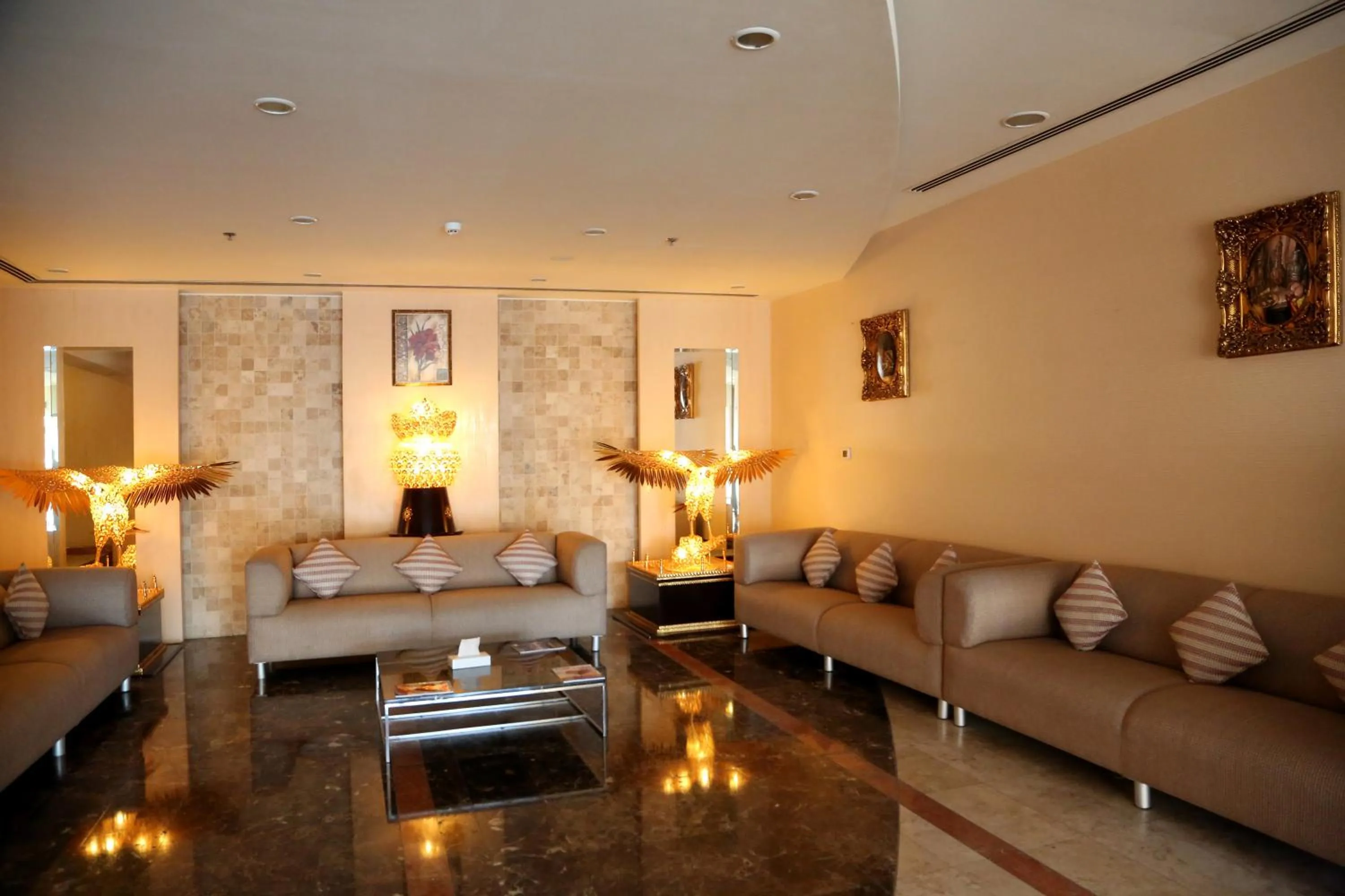 Living room in Monroe Hotel & Suites