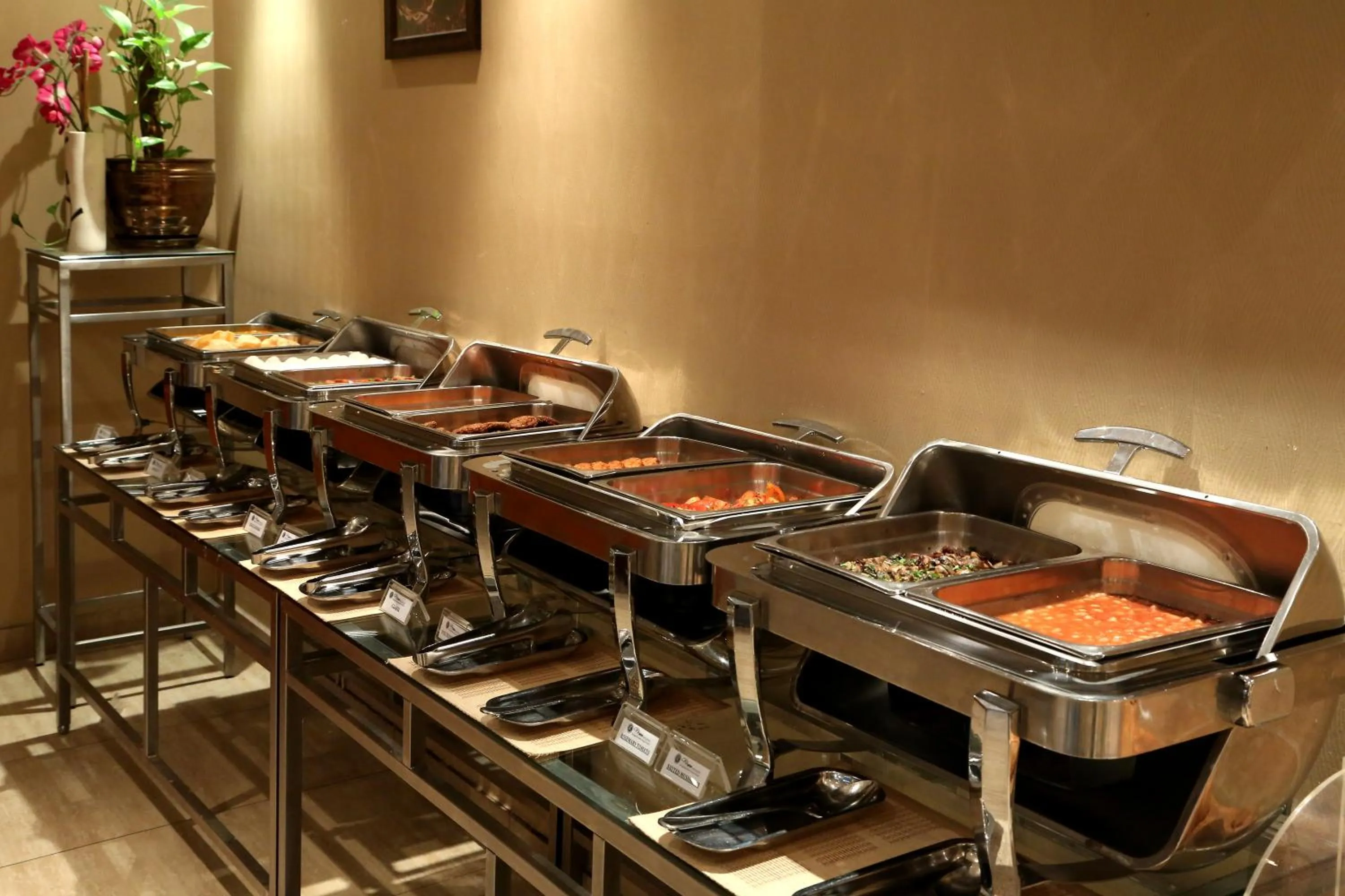 Food in Monroe Hotel & Suites